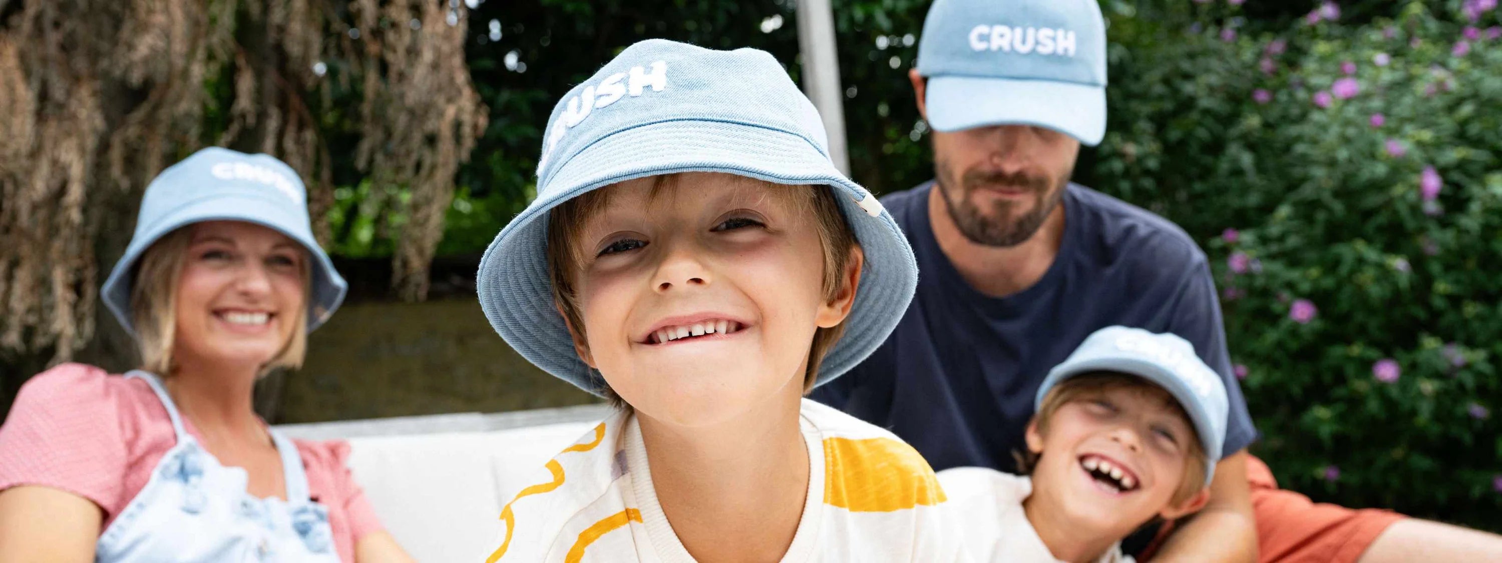 Une famille porte le bob Crush de chez Chamaye