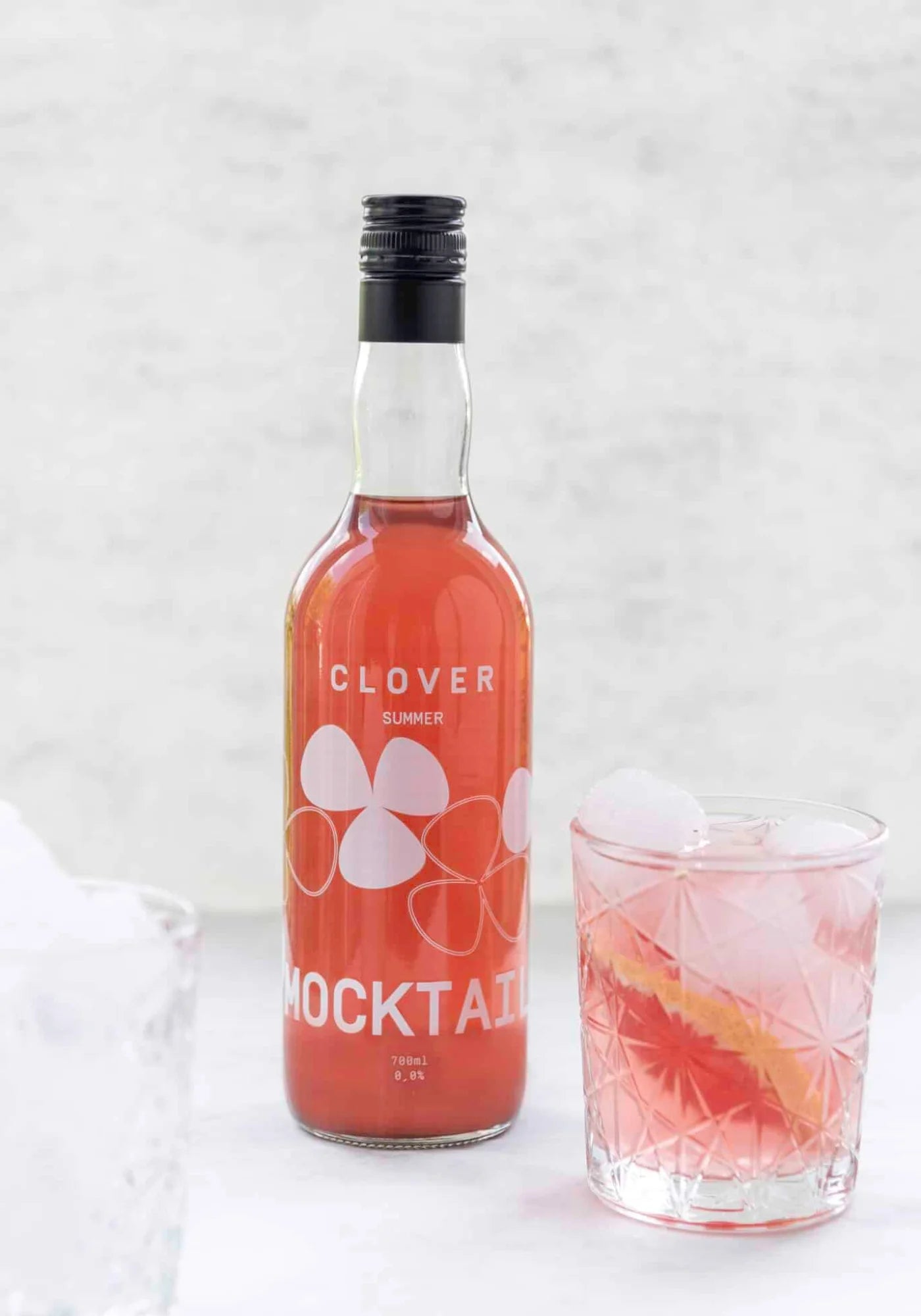 La boisson sans alcool Mocktail de chez Clover Gin accompagnée d'un verre rempli