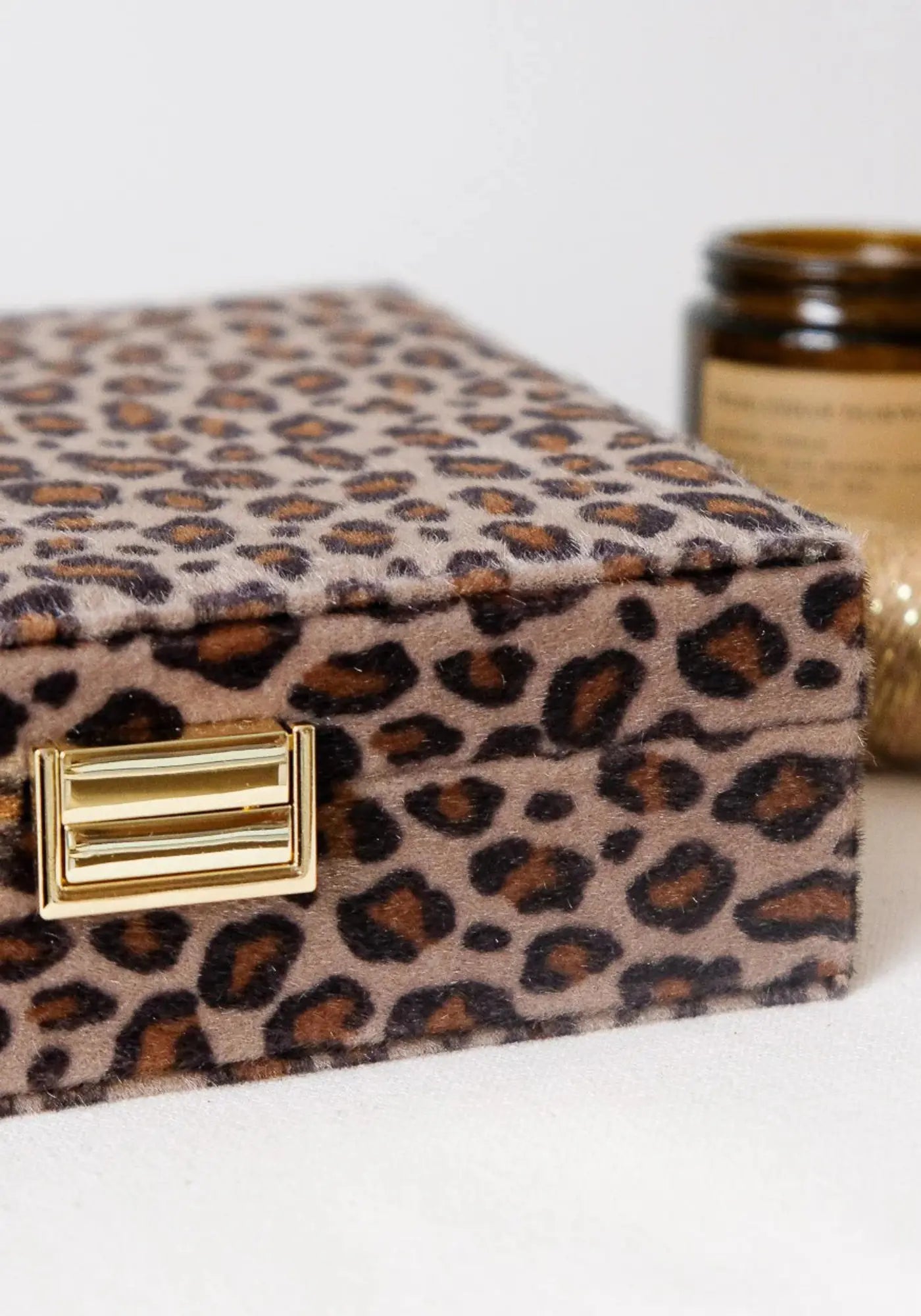 Zoom sur la boite à bijoux Anne léopard de chez Maison Scarlett 