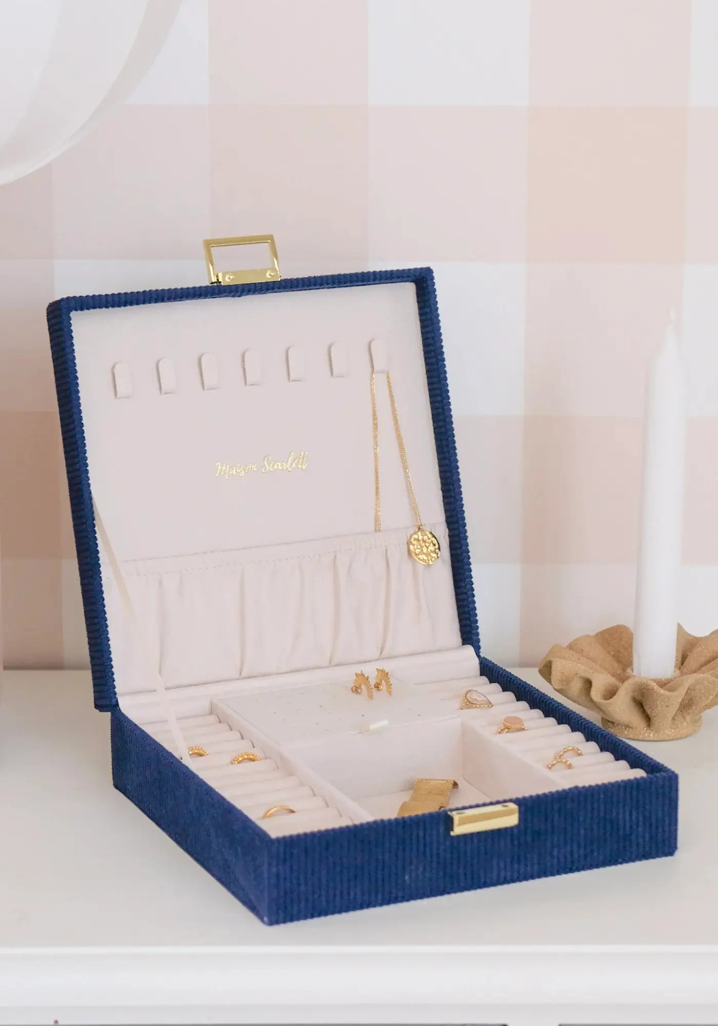 La boite à bijoux Anne velours cotelé bleu de chez Maison Scarlett