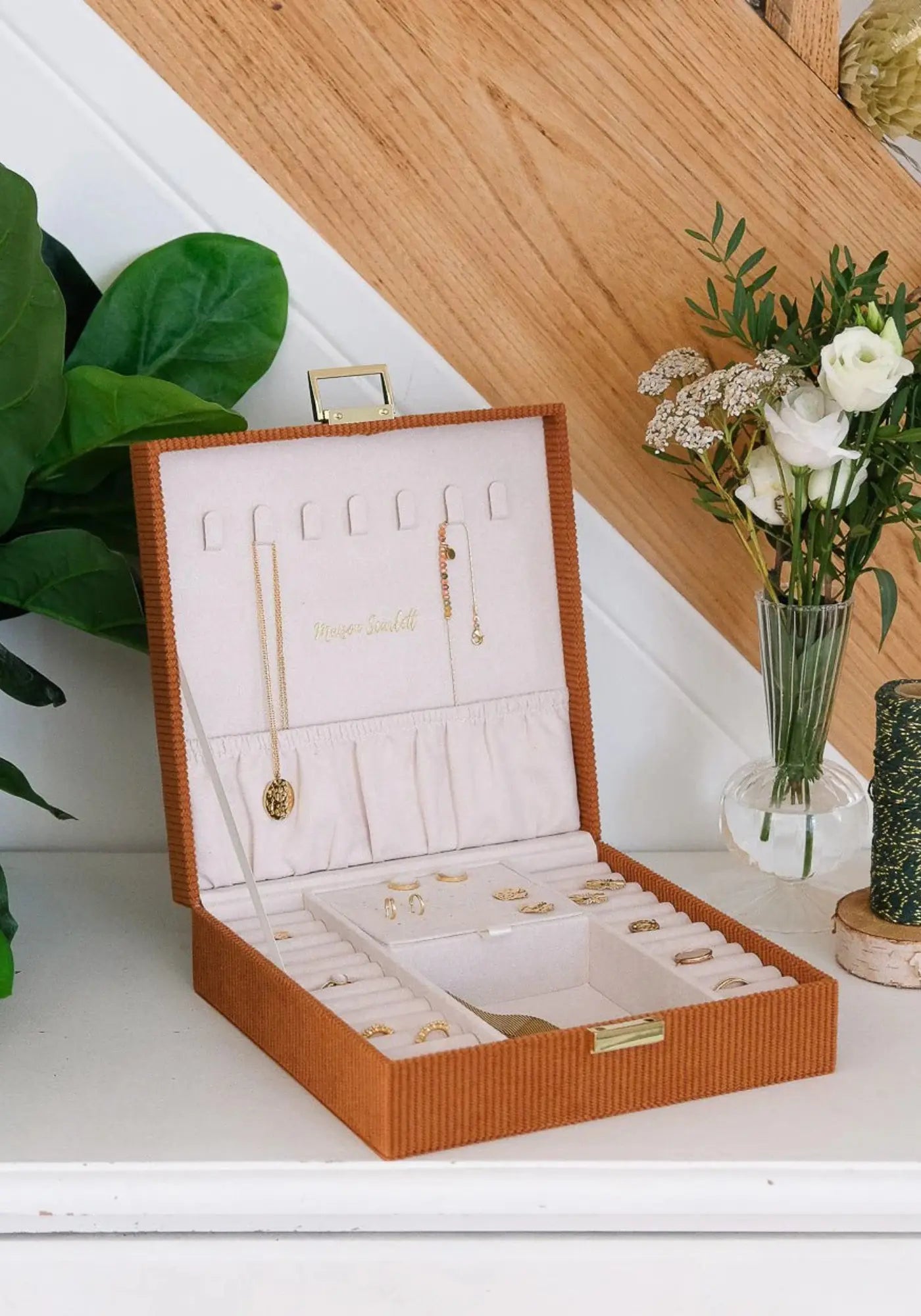 La boite à bijoux Anne velours cotelé camel de chez Maison Scarlett