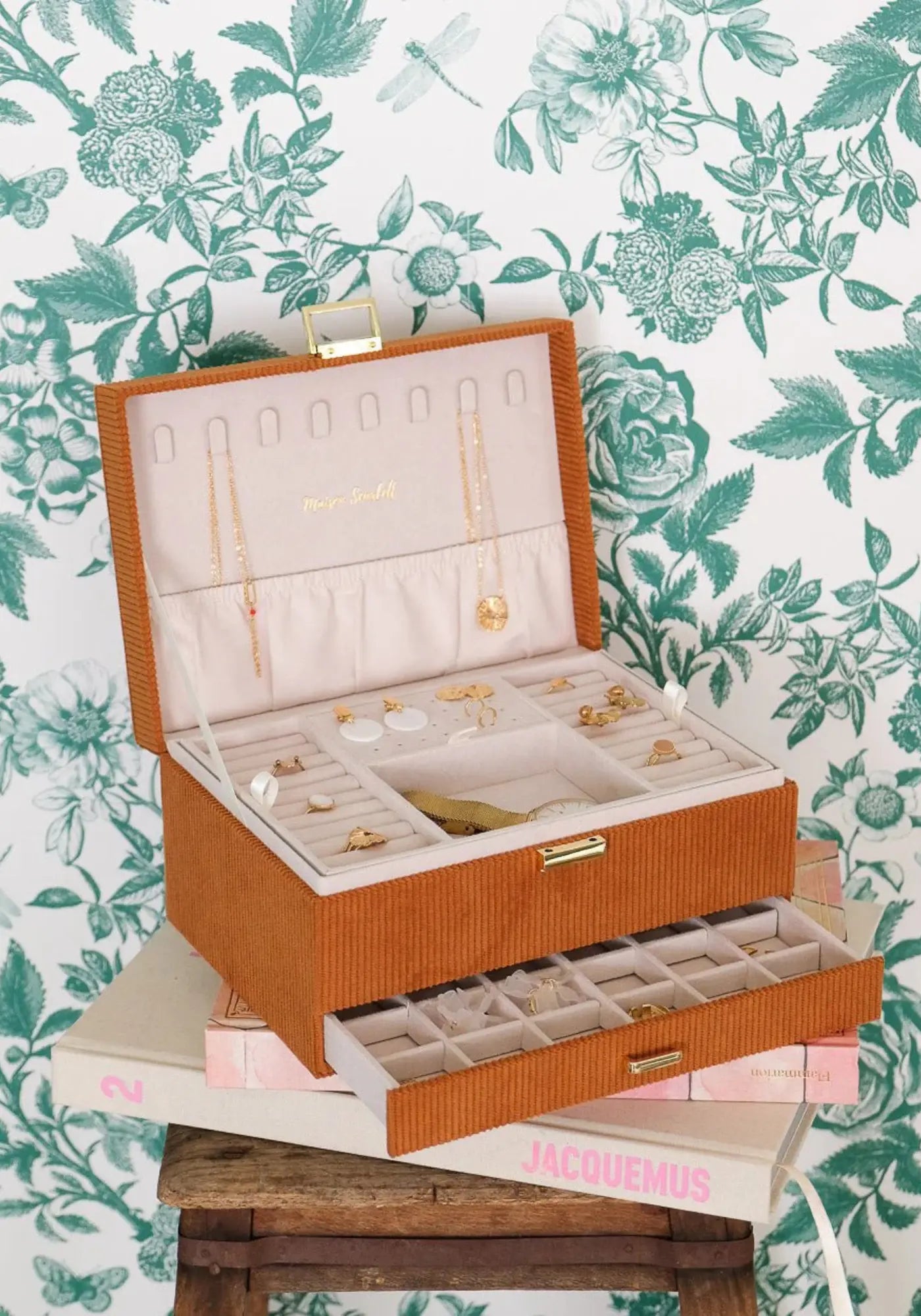 La boite à bijoux Denise velours côtelé camel de chez Maison Scarlett