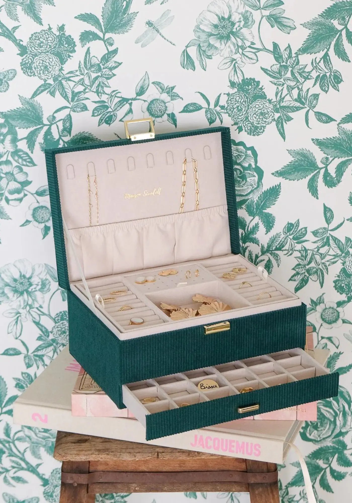 La boite à bijoux Denise velours côtelé vert de chez Maison Scarlett