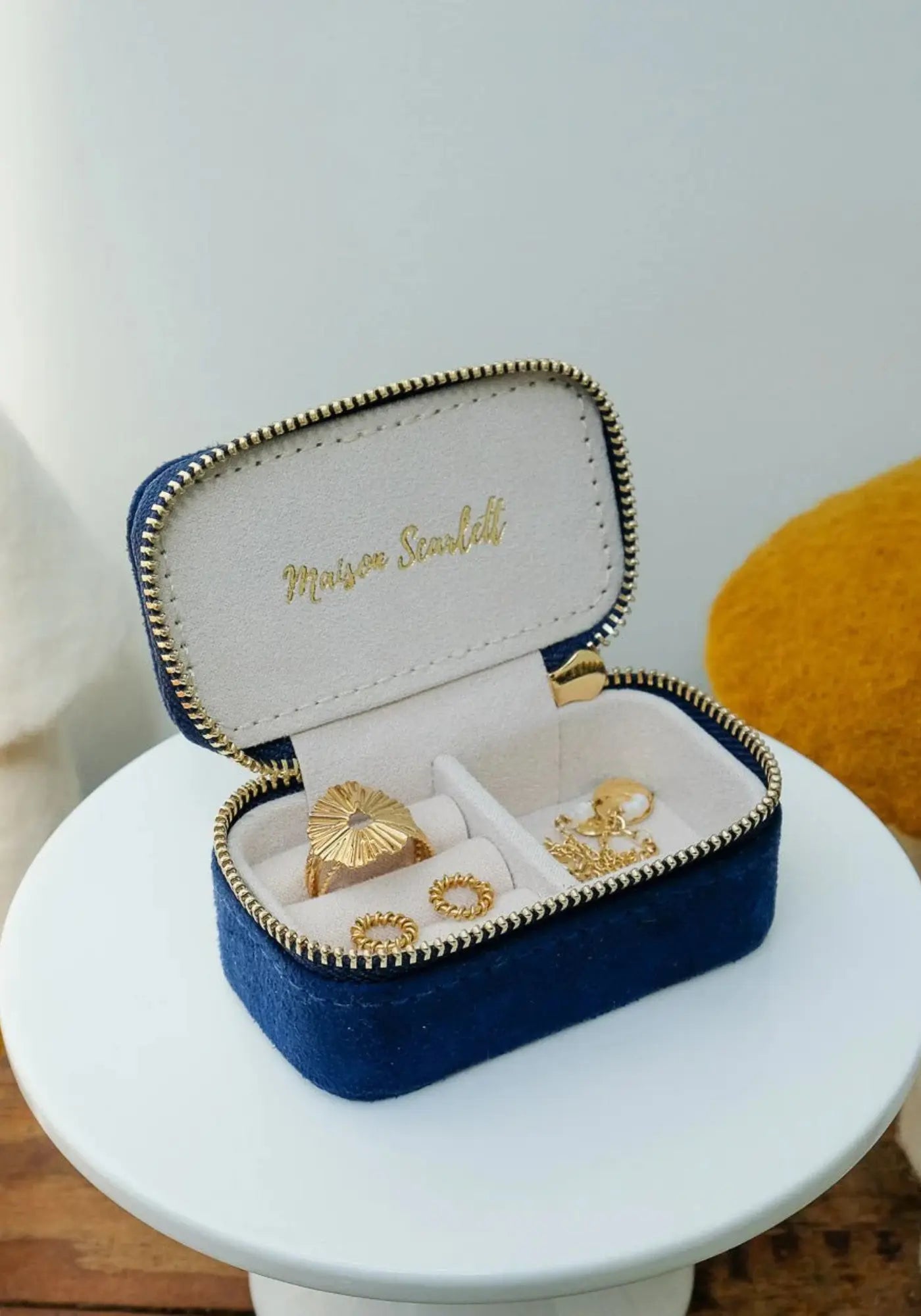 La boite à bijoux Marie velours bleu foncé de chez Maison Scarlett