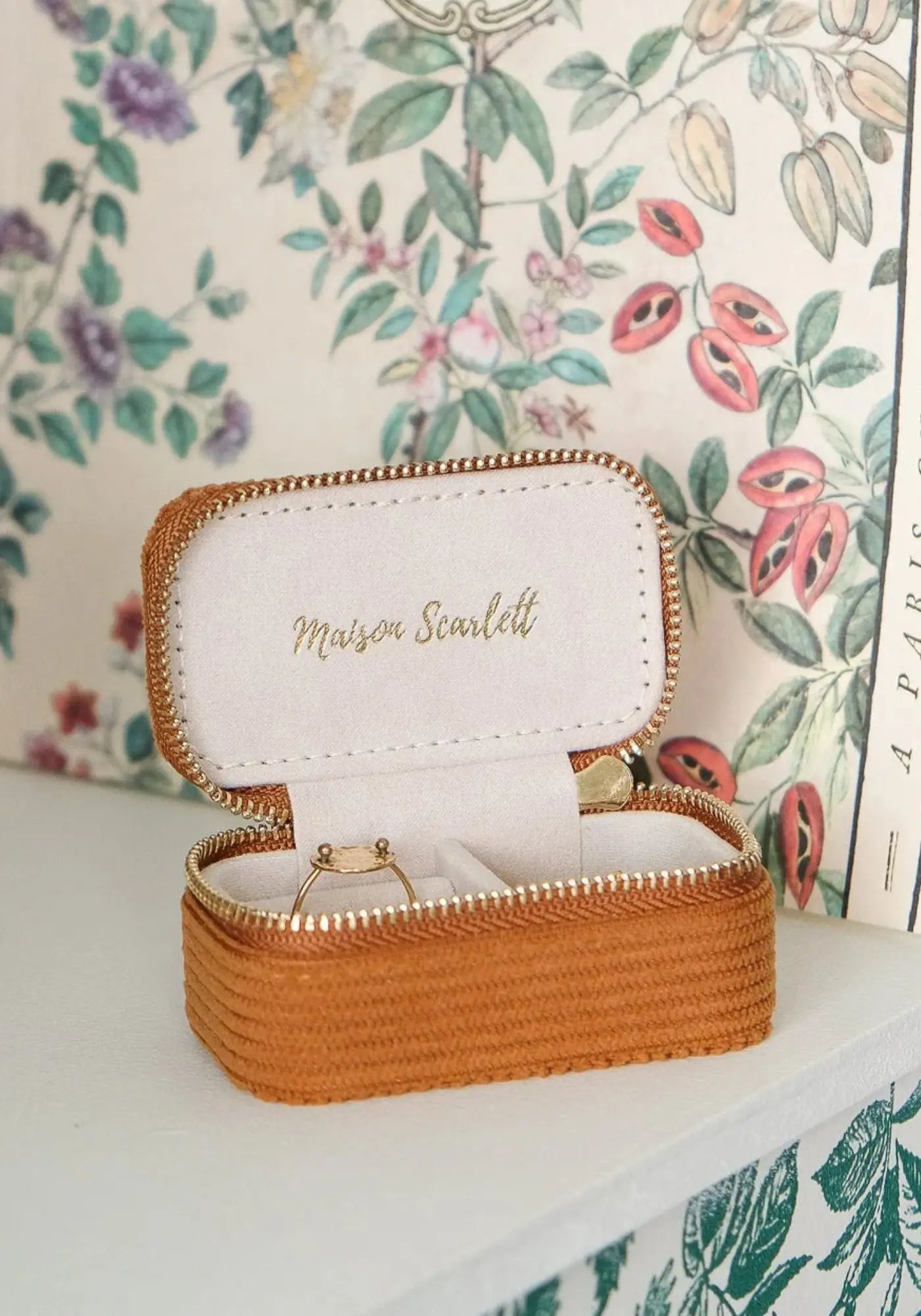 La boite à bijoux Marie velours cotelé camel de chez Maison Scarlett