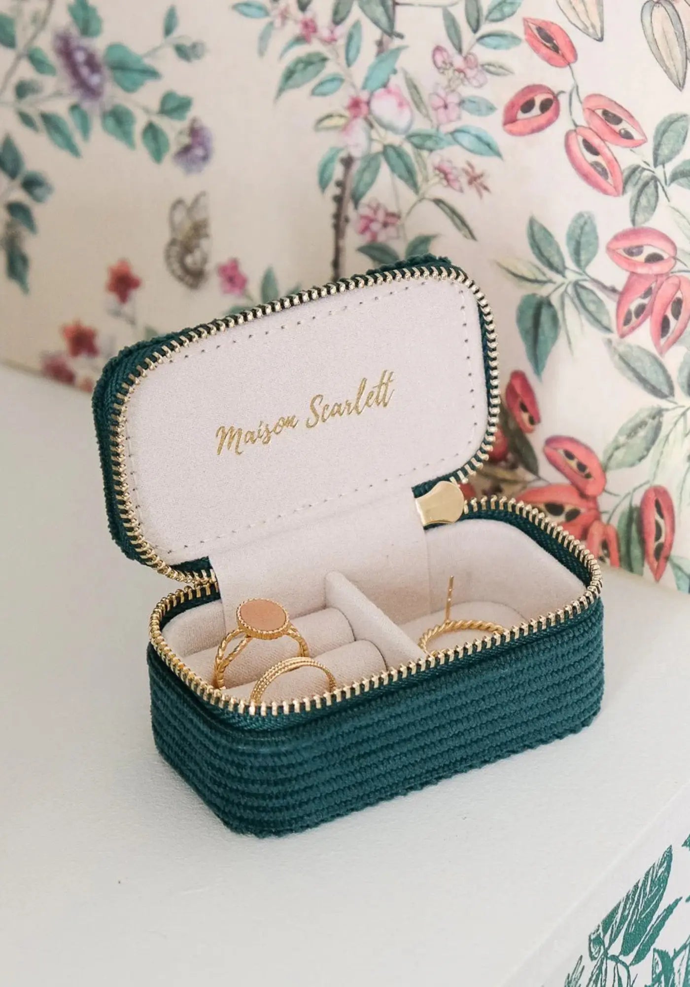 La boite à bijoux Marie velours cotelé vert de chez Maison Scarlett