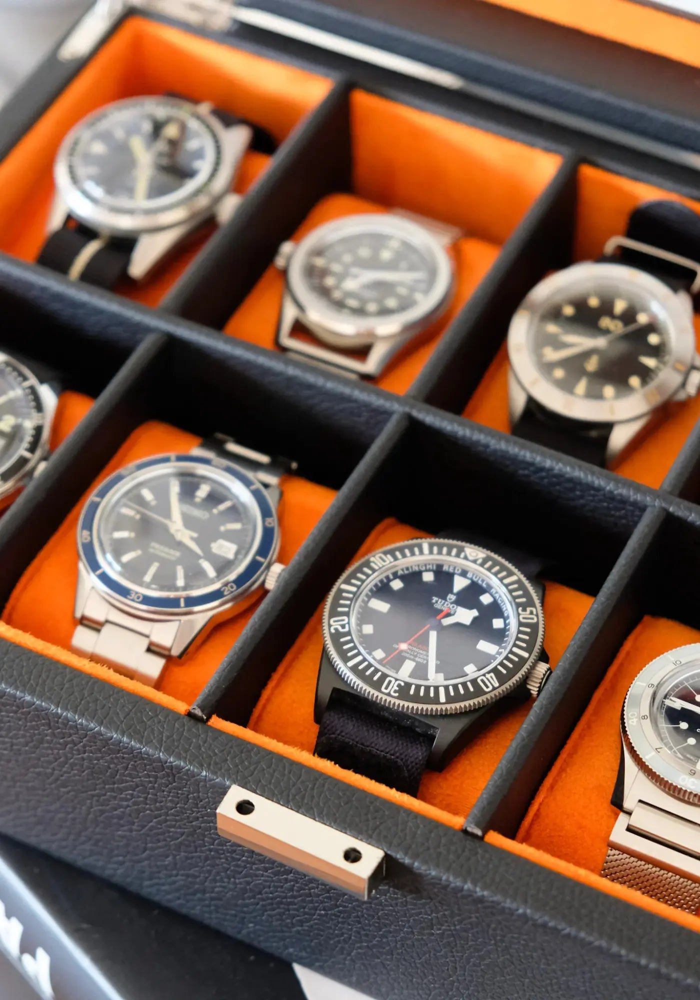 Zoom sur la boite à montres Jean 10 emplacements PU noir velours orange de chez Maison Scarlett