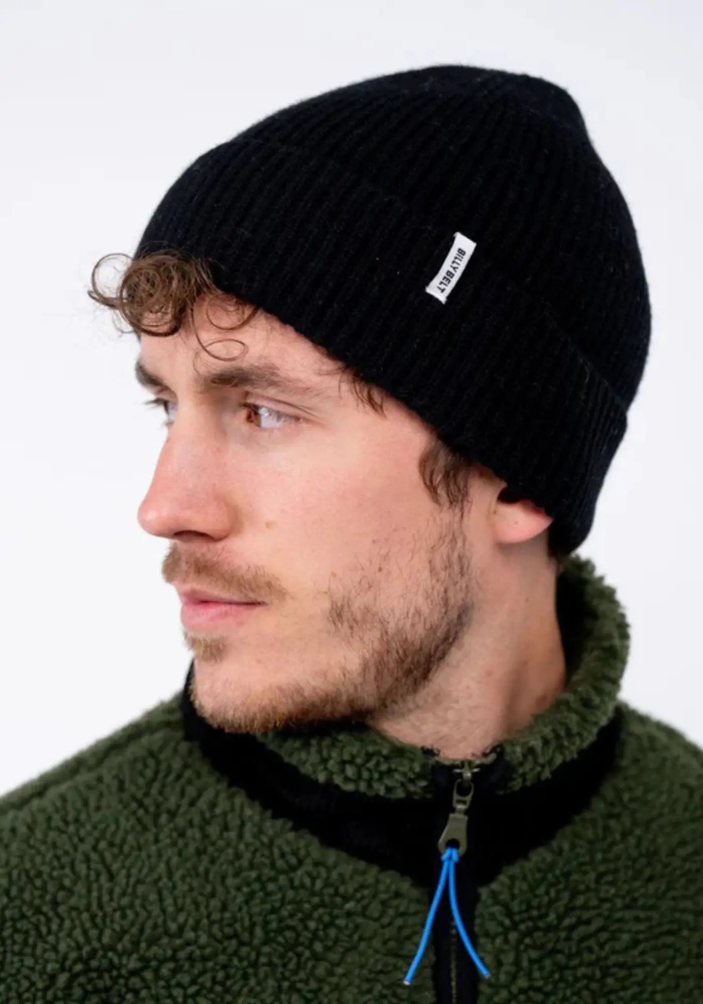 Le bonnet en laine d'agneau noir de chez Billybelt