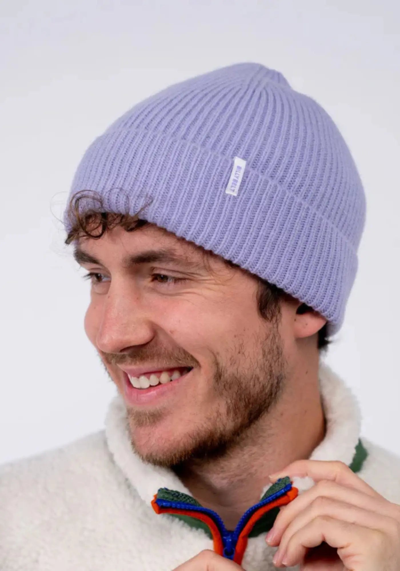 L'homme porte le bonnet en laine lilas de chez Billybelt