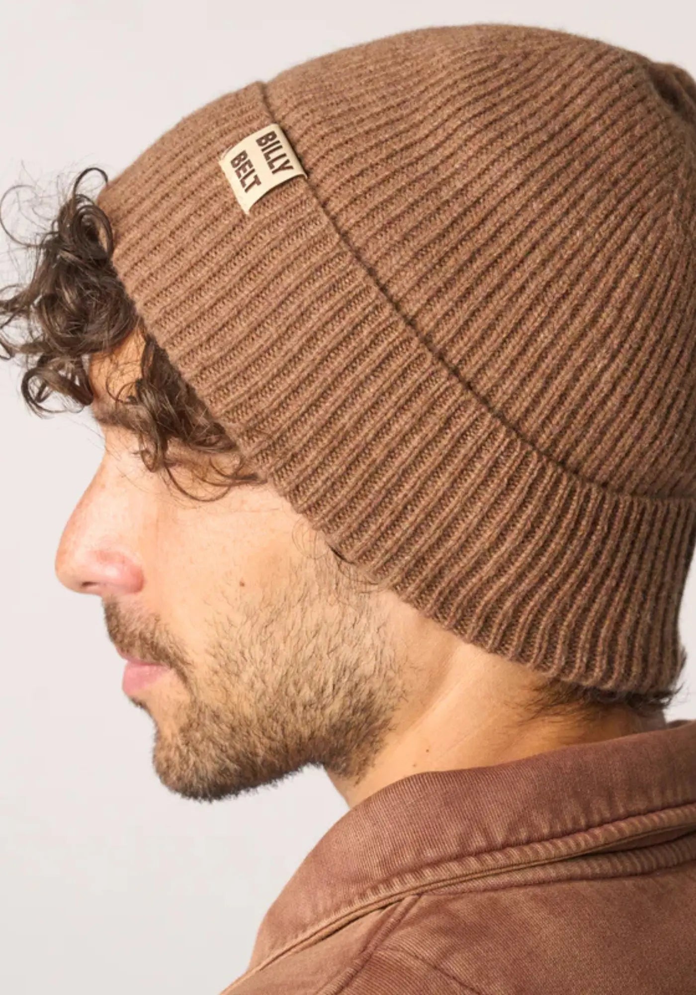 L'homme porte le bonnet en laine marron de chez Billybelt