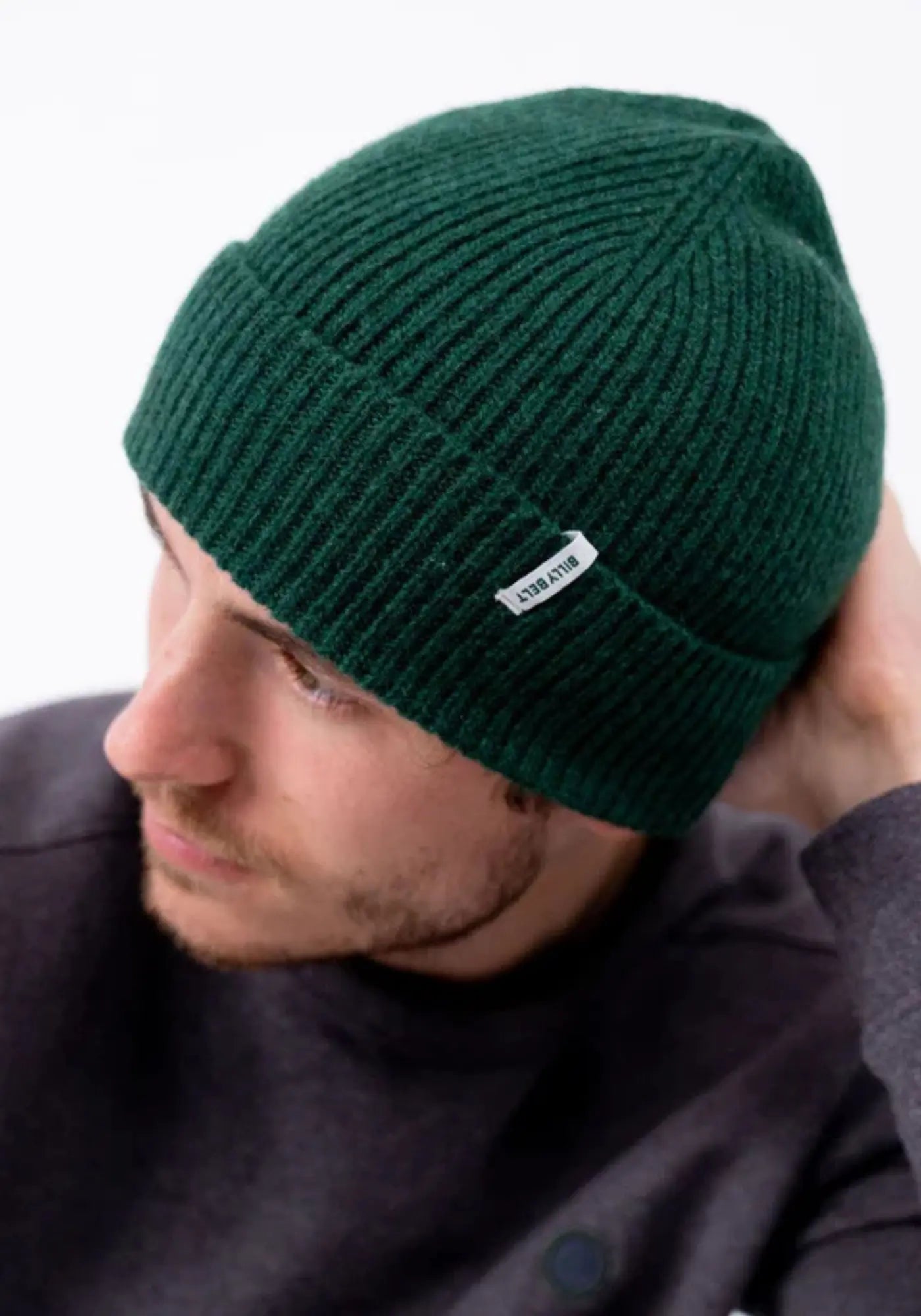 L'homme porte le bonnet en laine vert anglais de chez Billybelt