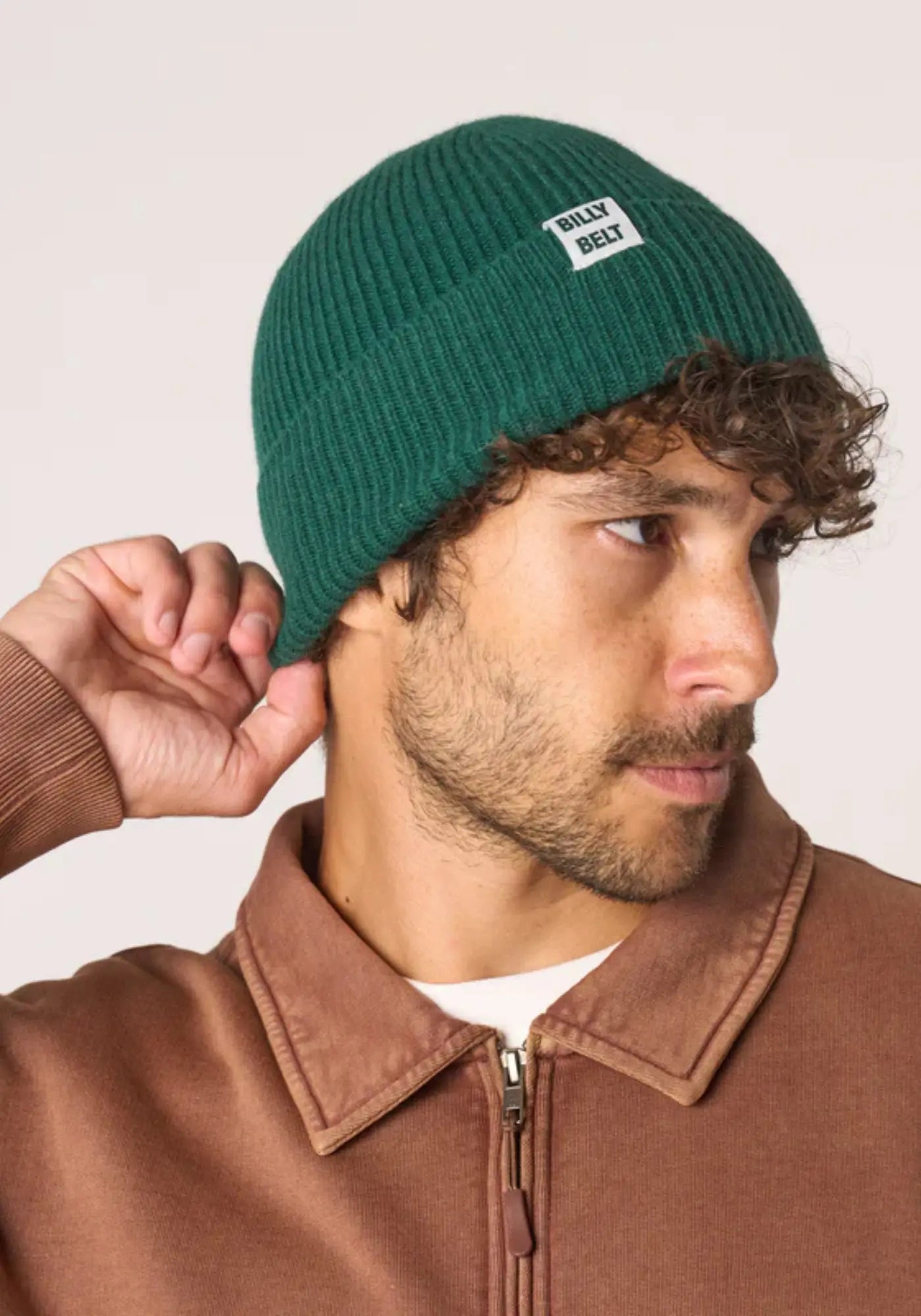 L'homme porte le bonnet. enlaine vert anglais chiné de chez Billybelt 