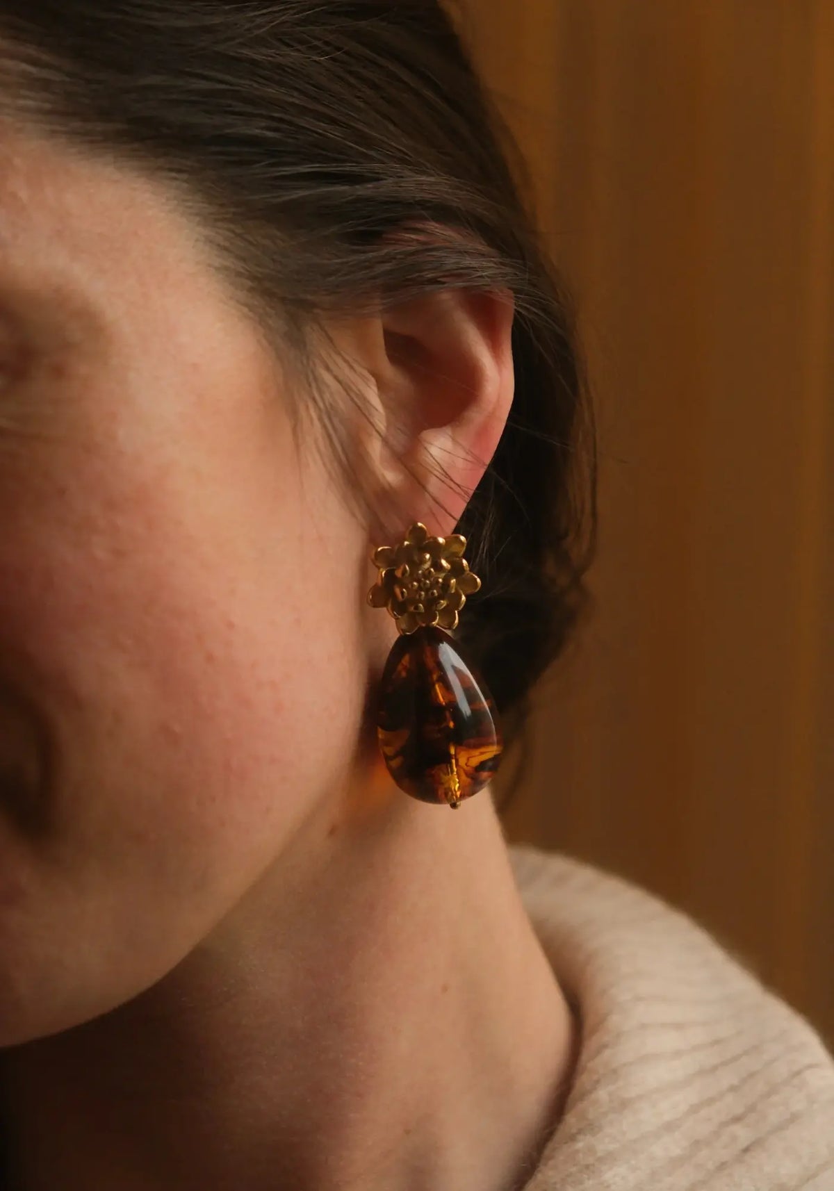 Les boucles camélia ambre brun de chez Maison Ressac