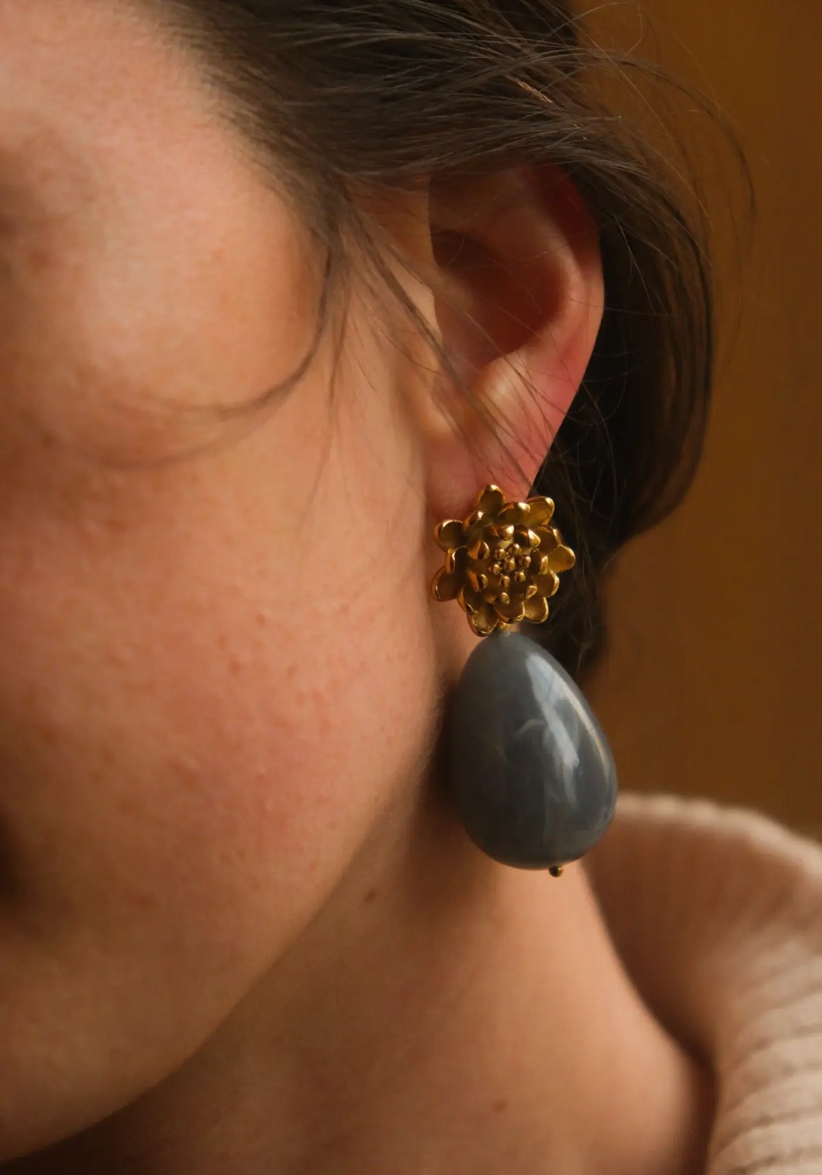 Les boucles camélia bleu brume de chez Maison Ressac