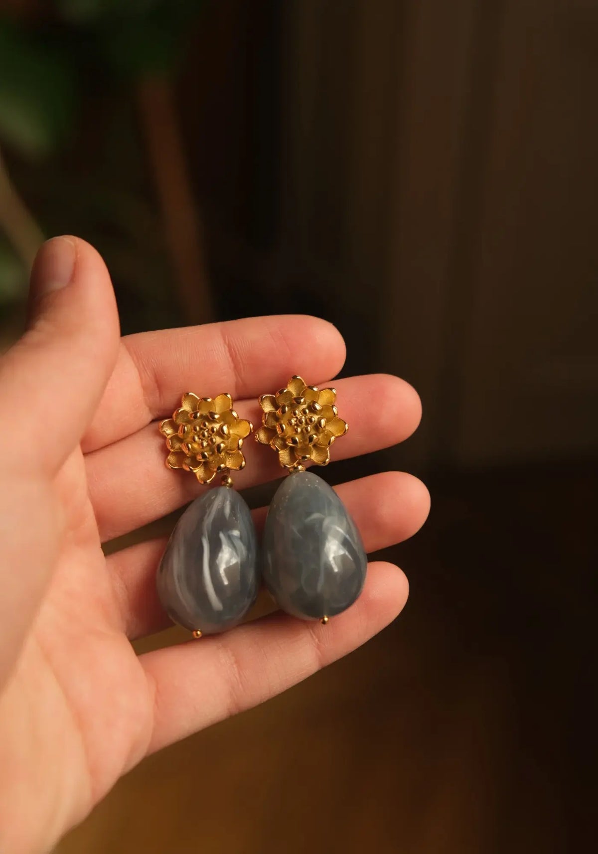 Les boucles camélia bleu brume de chez Maison Ressac