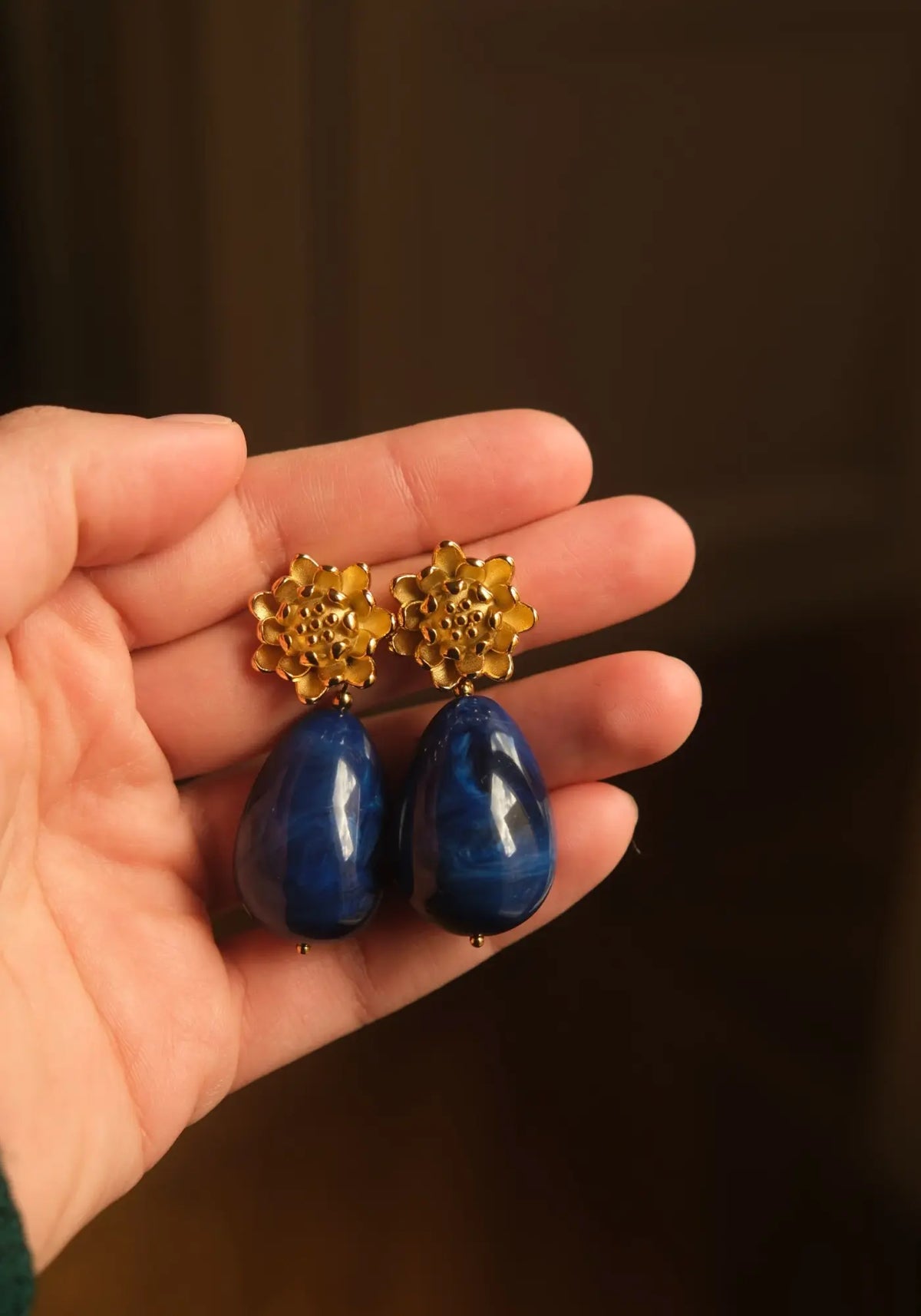 Les boucles camélia bleu nuit de chez Maison Ressac