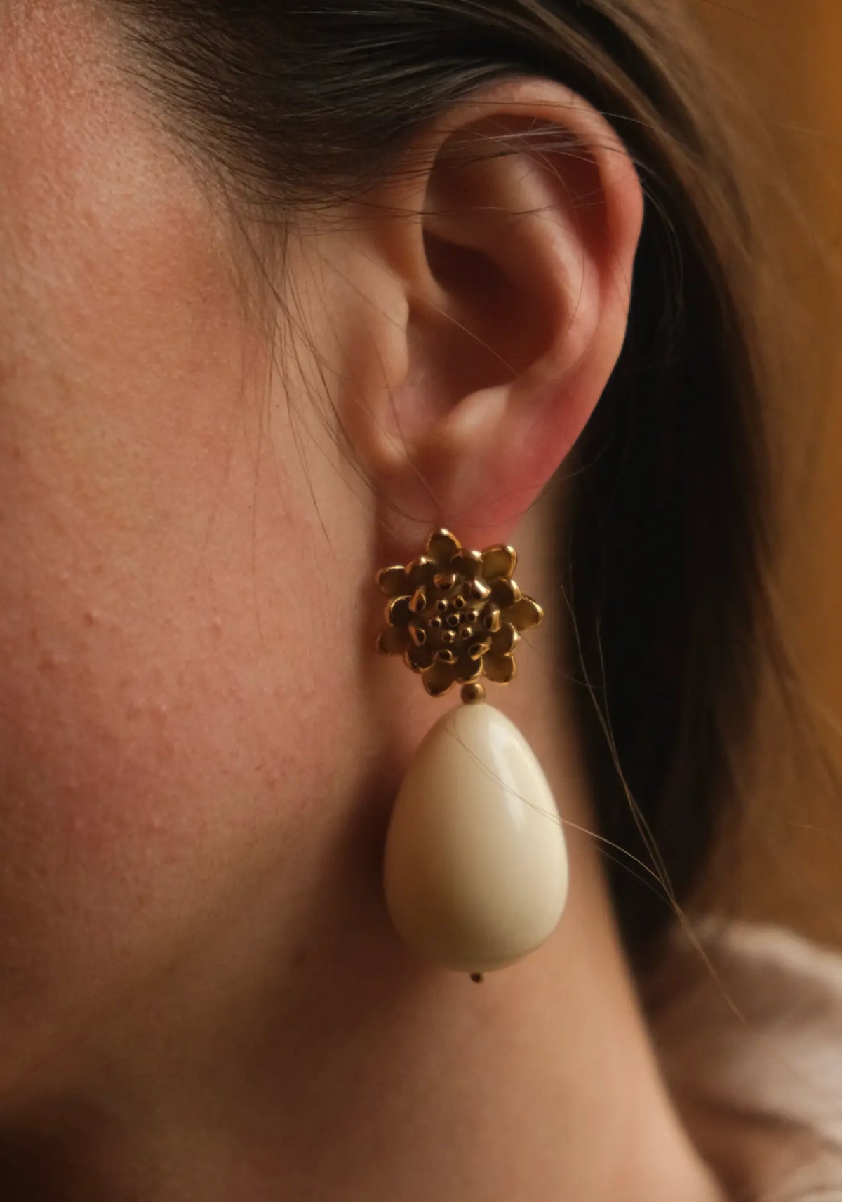 Les boucles camélia ivoire de chez Maison Ressac