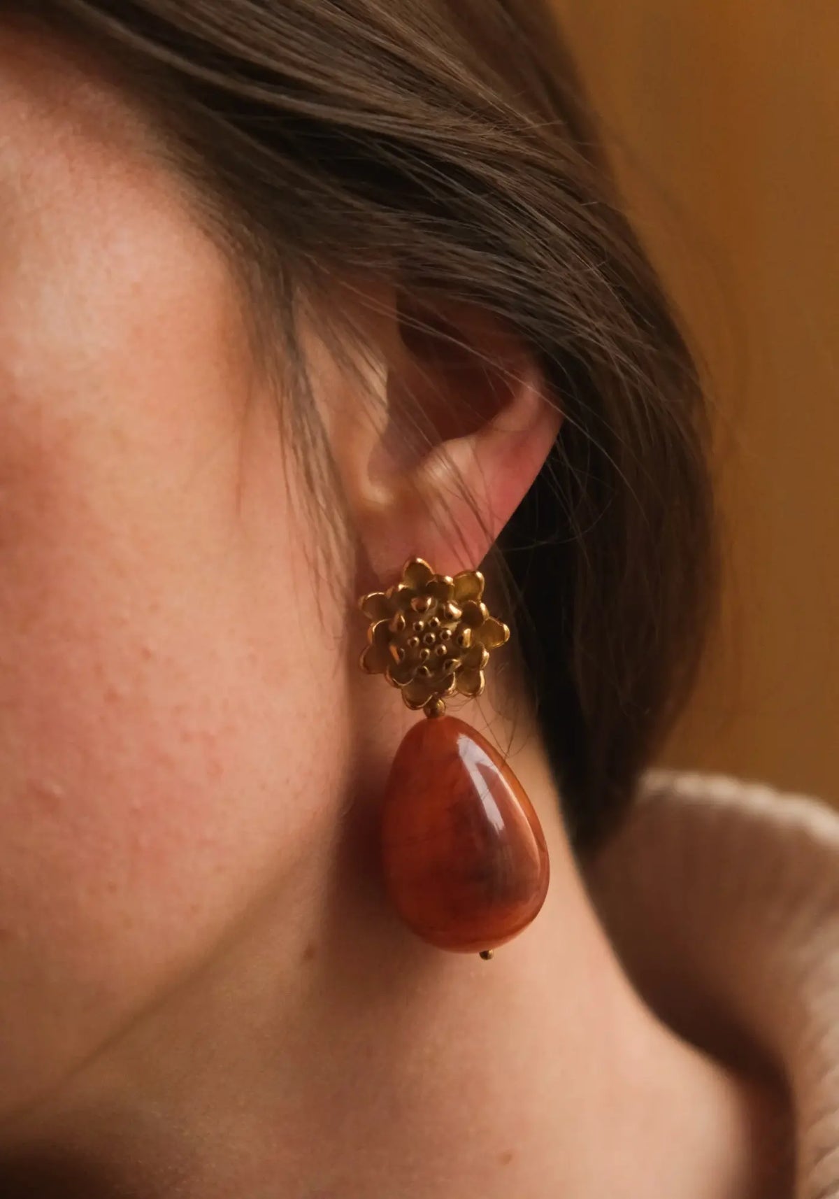 Les boucles camélia orange marbré de chez Maison Ressac