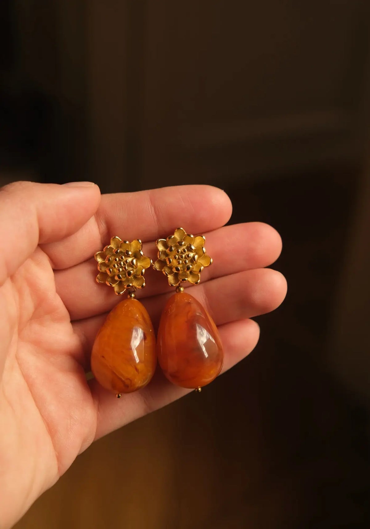 Les boucles camélia orange marbré de chez Maison Ressac
