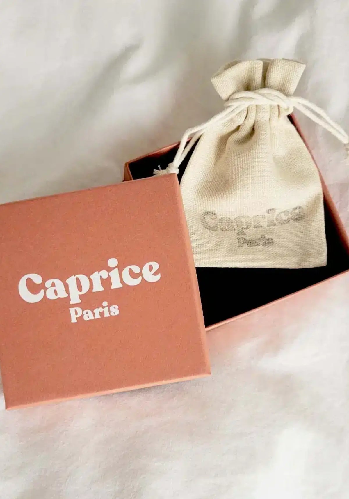 Le coffret cadeau des boucles d'oreilles Alba de chez Caprice Paris 