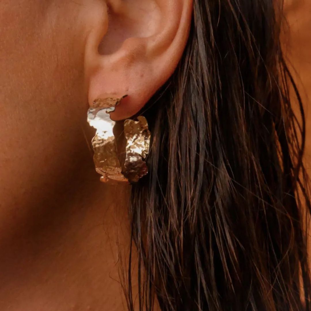 Boucles d'oreilles dorées pour femme de chez Maison Soleil, créateur sélectionné par Cigoire