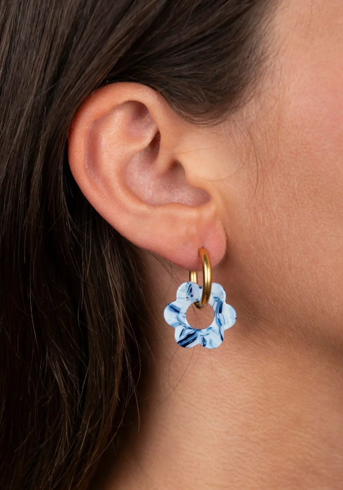 Les boucles d'oreilles fleurette athènes baby de chez Kurage ginza
