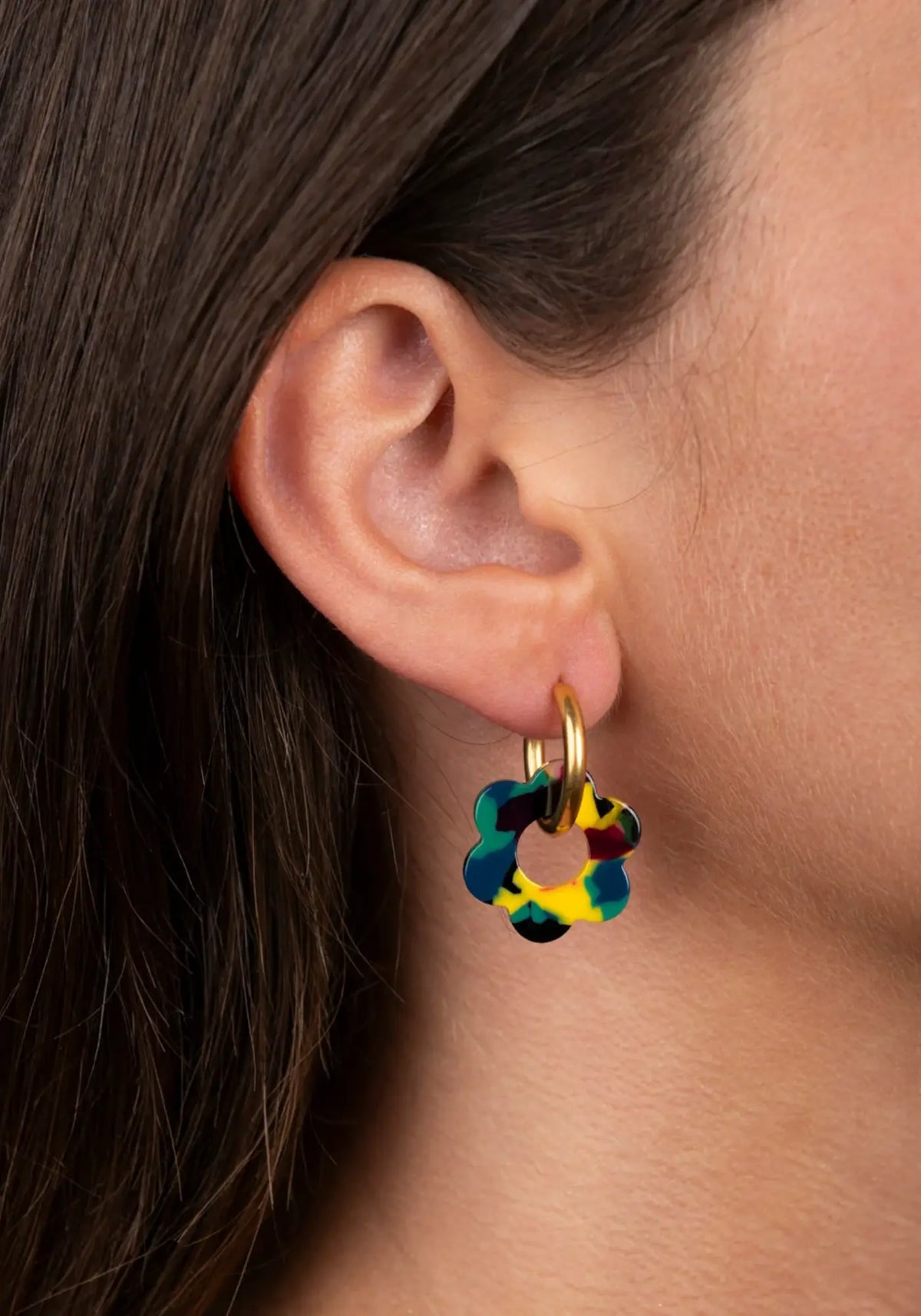 Les boucles d'oreilles fleurette camo baby de chez Kurage ginza