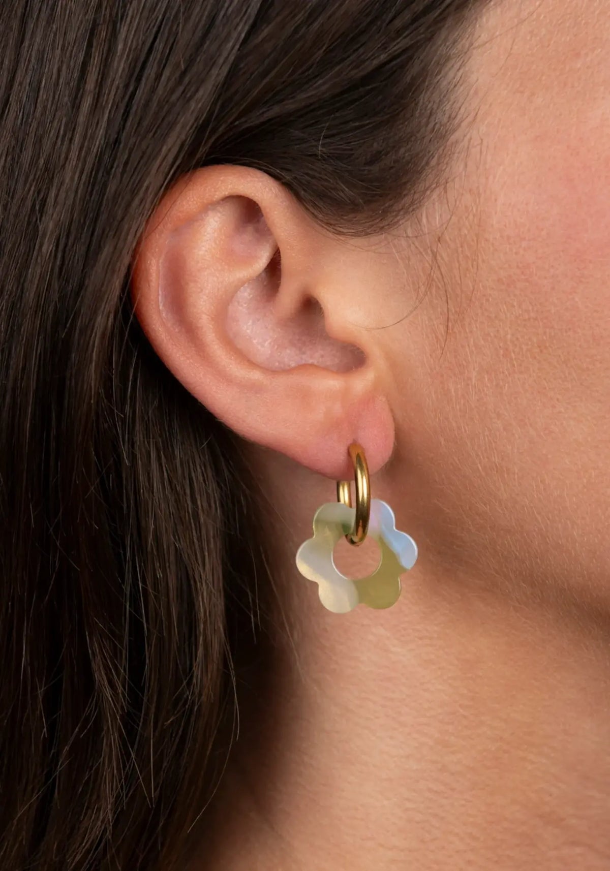 Les boucles d'oreilles fleurette pomme baby de chez Kurage ginza