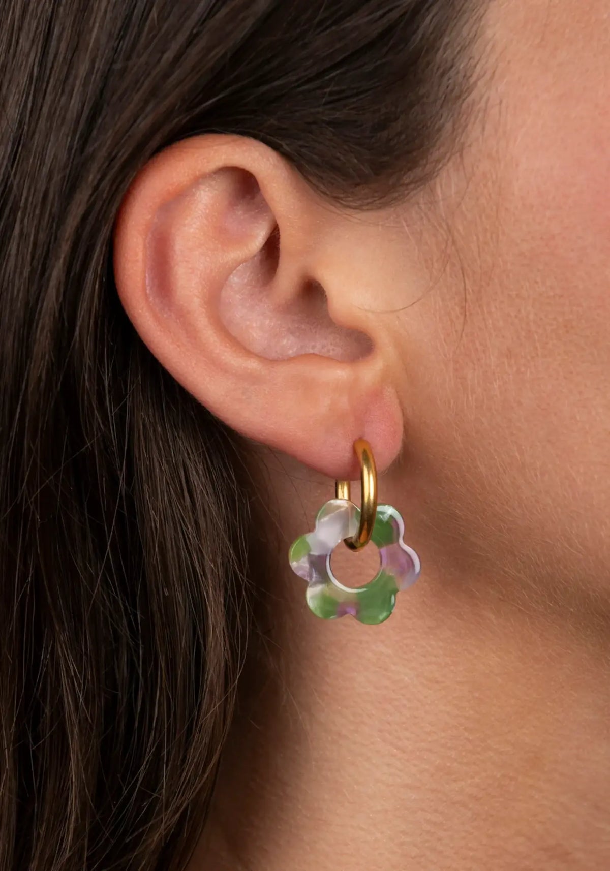 Les boucles d'oreilles fleurette vert et lavande baby de chez Kurage ginza