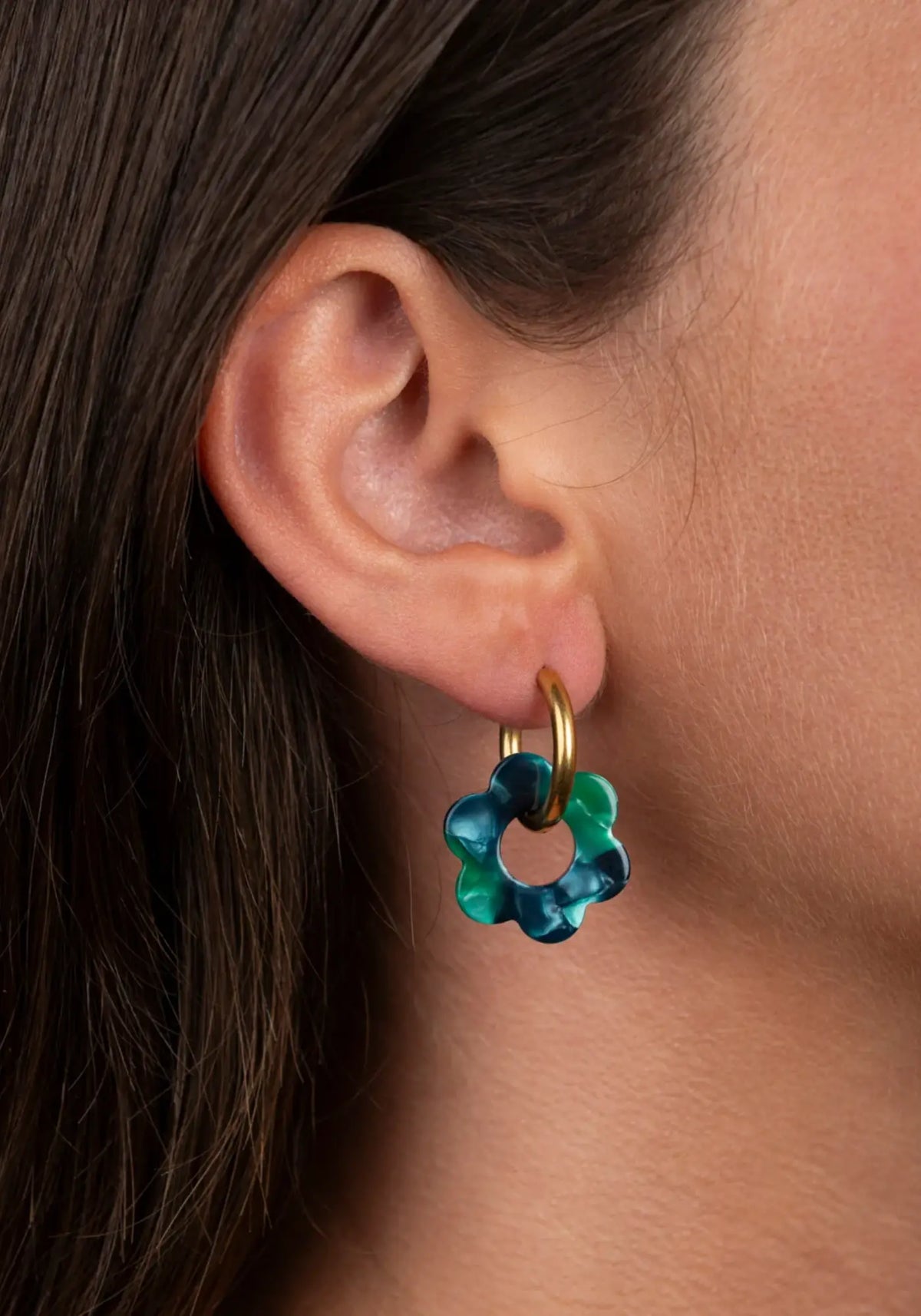 Les boucles d'oreilles fleurette vertes baby de chez Kurage ginza