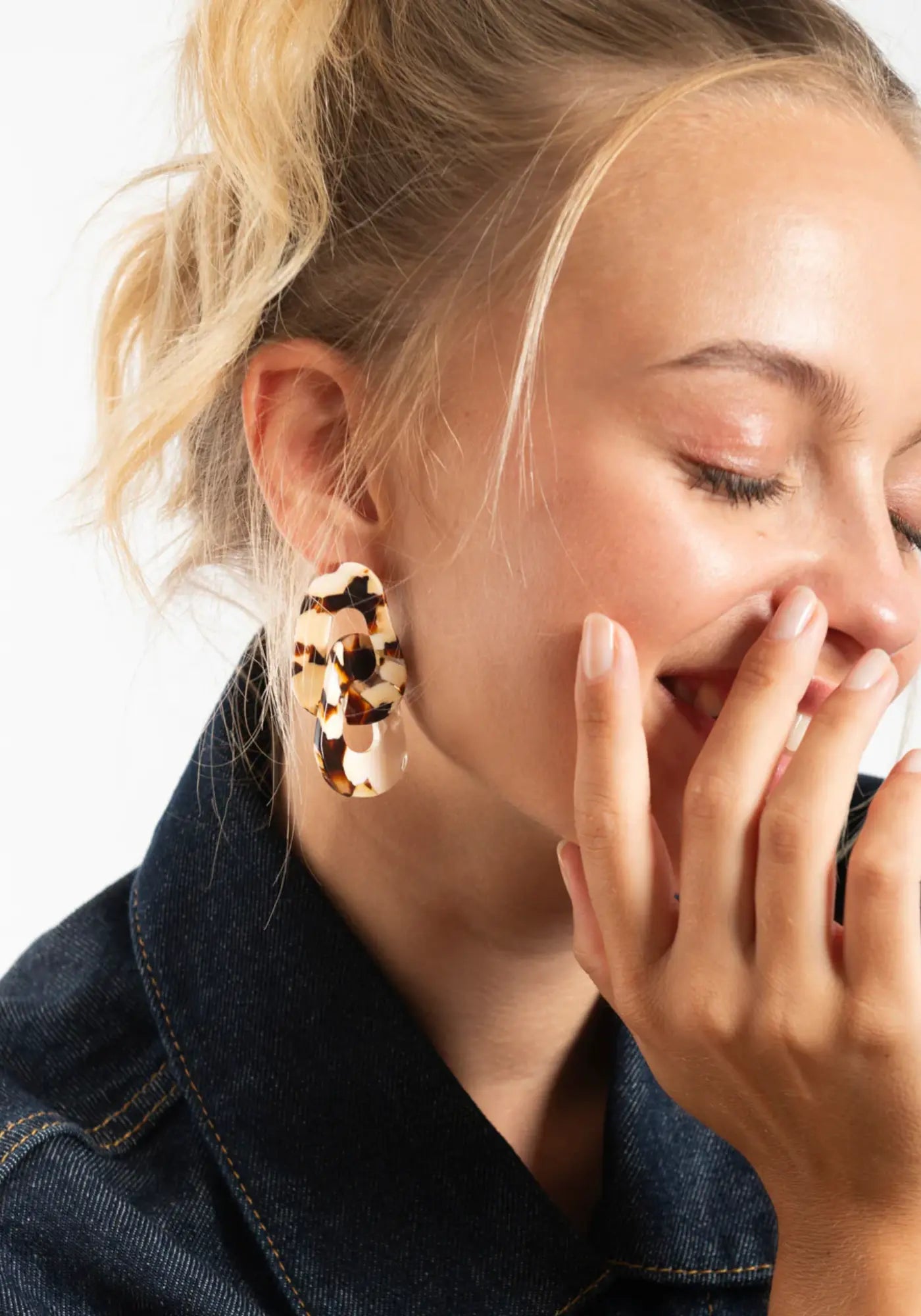 La femme porte les boucles d'oreilles maillon latte de chez Kurage Ginza