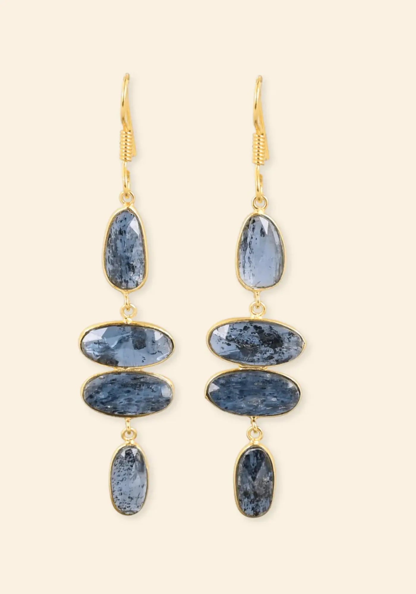 Les boucles d'oreilles Seafarer's Path bleu kyanite mousse de chez Ekadori