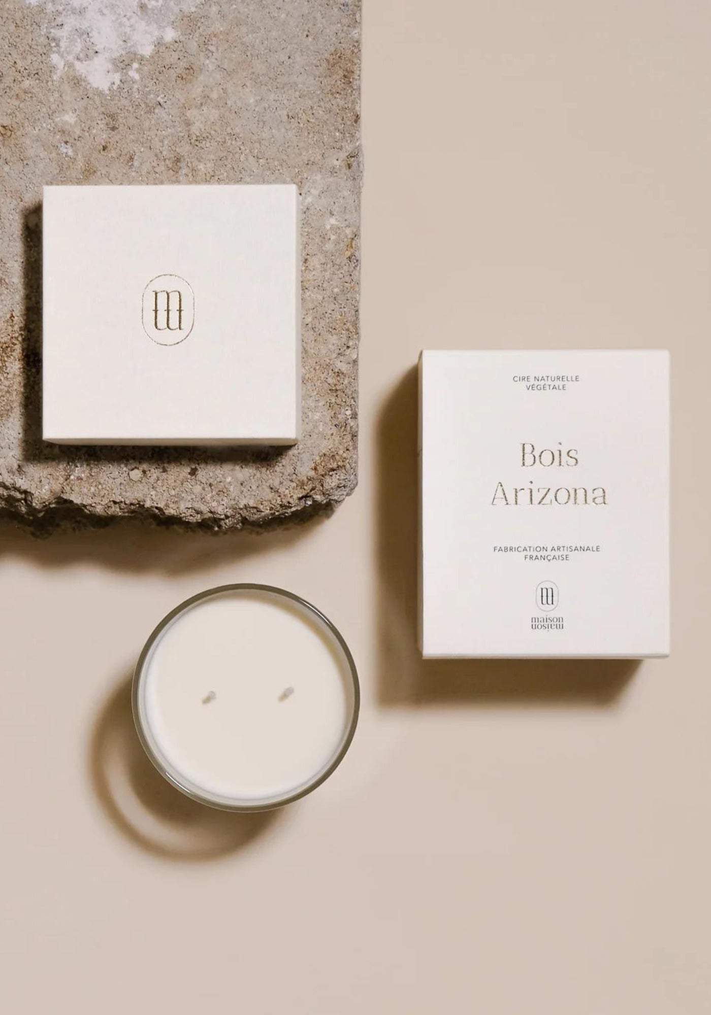 La bougie parfumée Bois Arizona de chez Maison Maison vu de haut et accompagnée de sa boîte