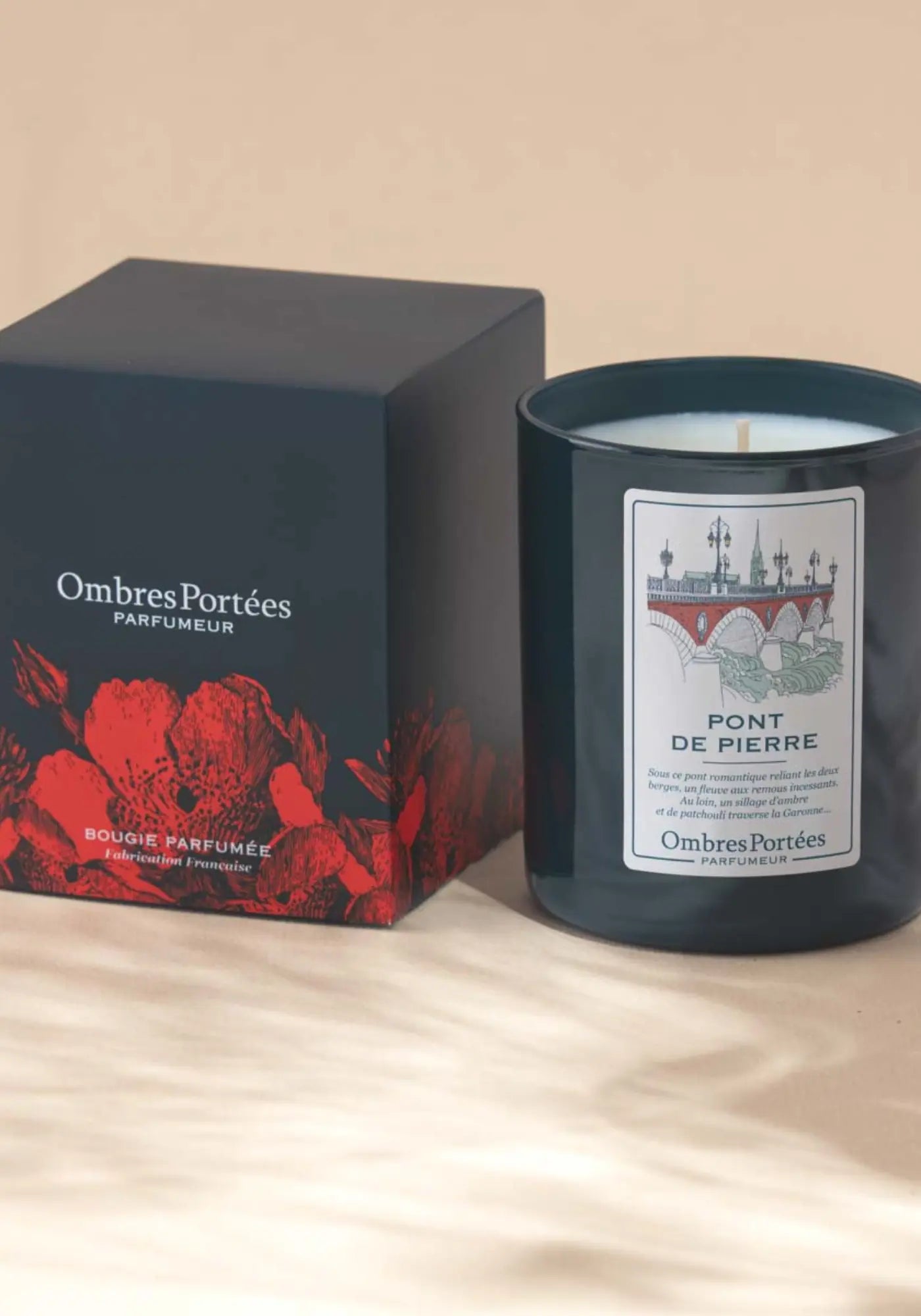 Le packaging de la bougie parfumée Bordelaise Pont de pierre de chez Ombres Portées