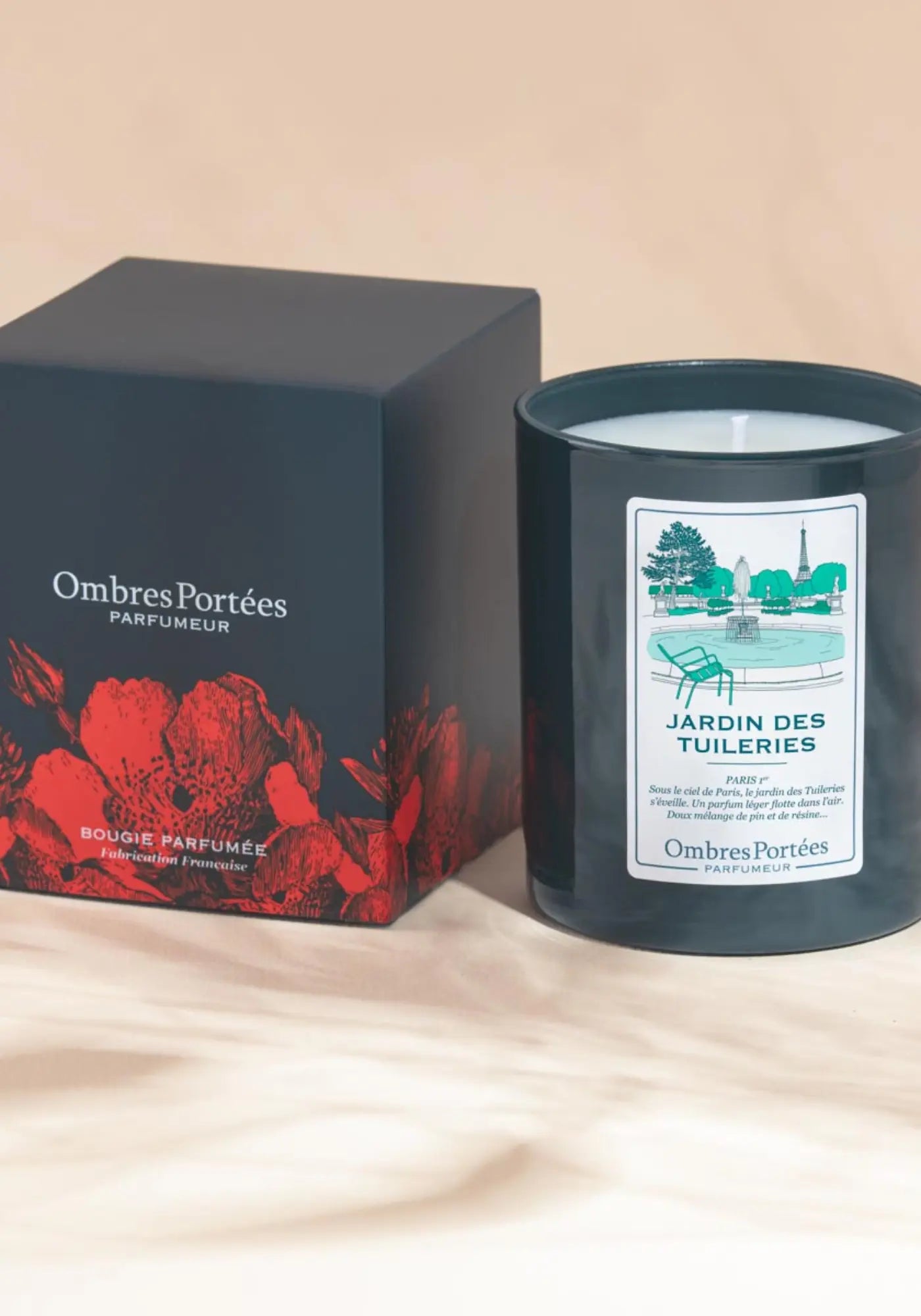 Le packaging de la bougie parfumée Parisienne Jardin Des Tuileries de chez Ombres Portées