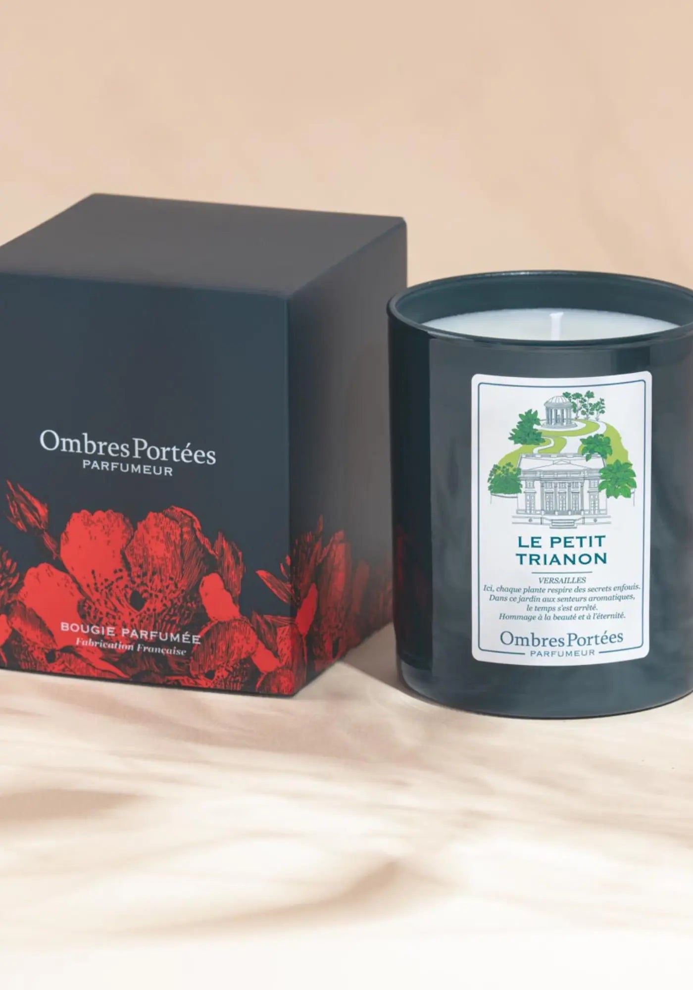 Le packaging de la bougie parfumée Parisienne Le Petit Trianon de chez Ombres Portées