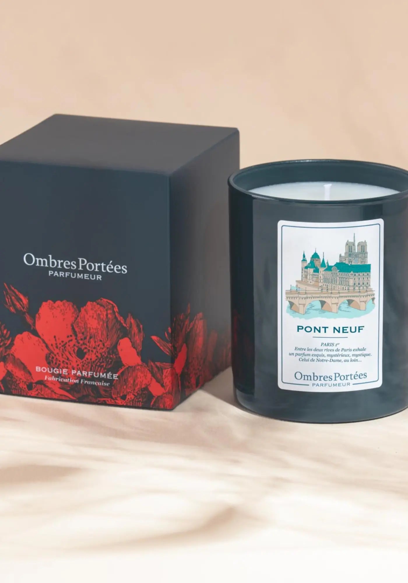 Le packaging de la bougie parfumée Parisienne Pont Neuf de chez Ombres Portées 