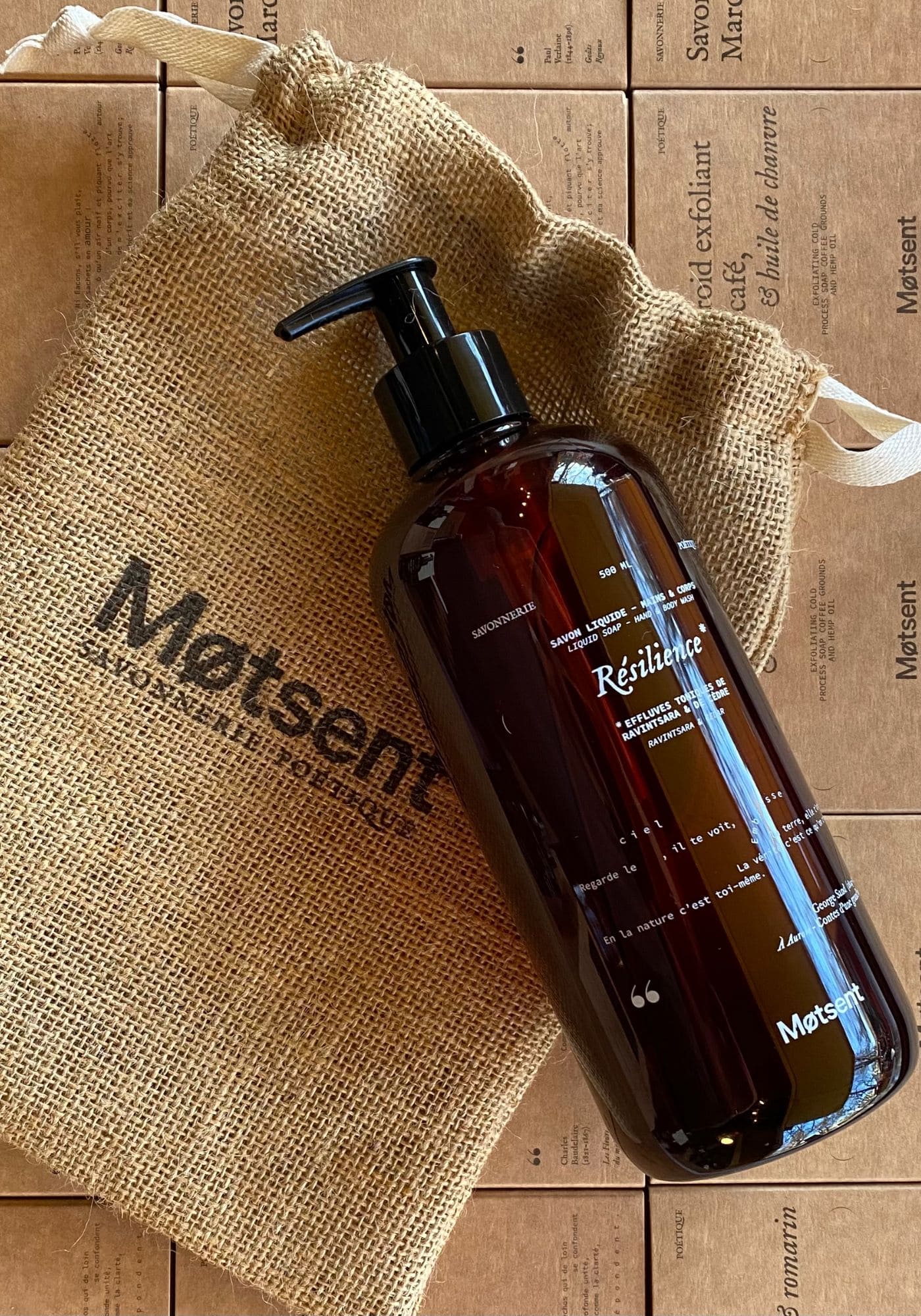 La bouteille de savon liquide Résilience est placée sur un sac en jute de chez Motsent