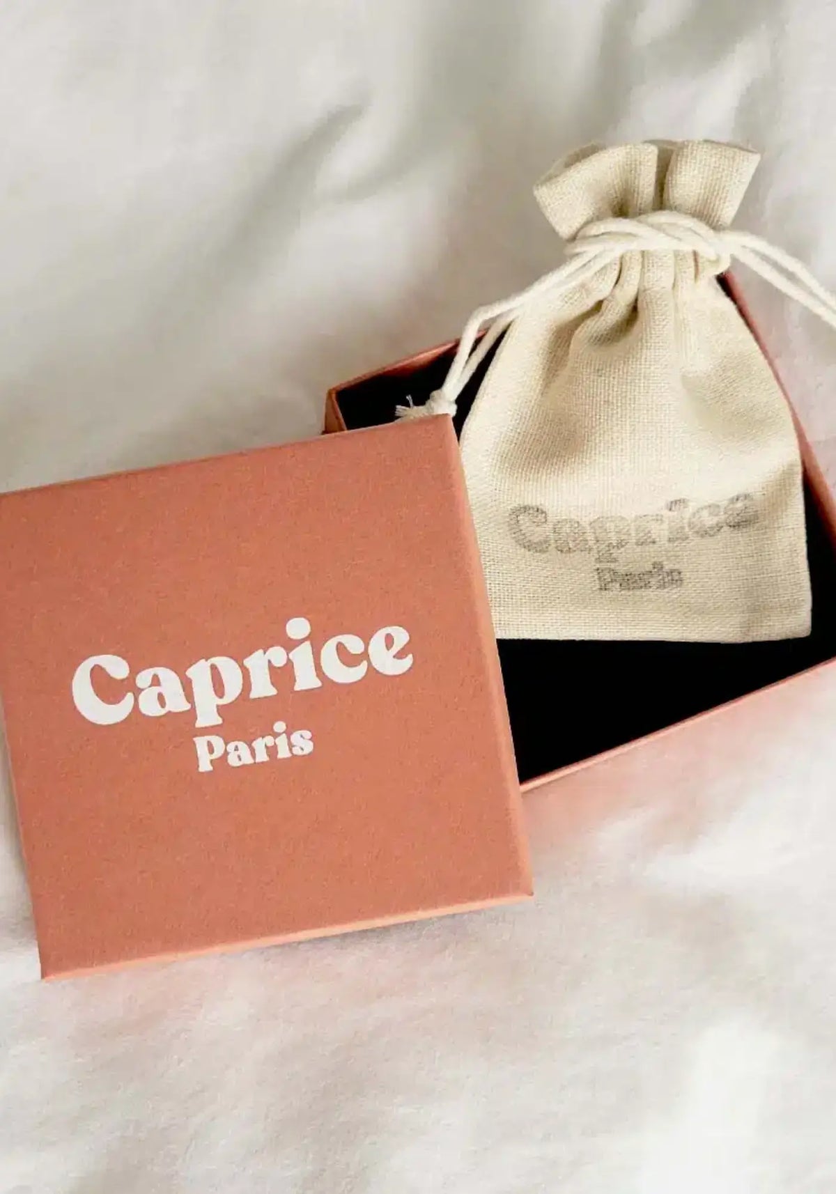 Le coffret cadeau du bracelet Alba de chez Caprice Paris 