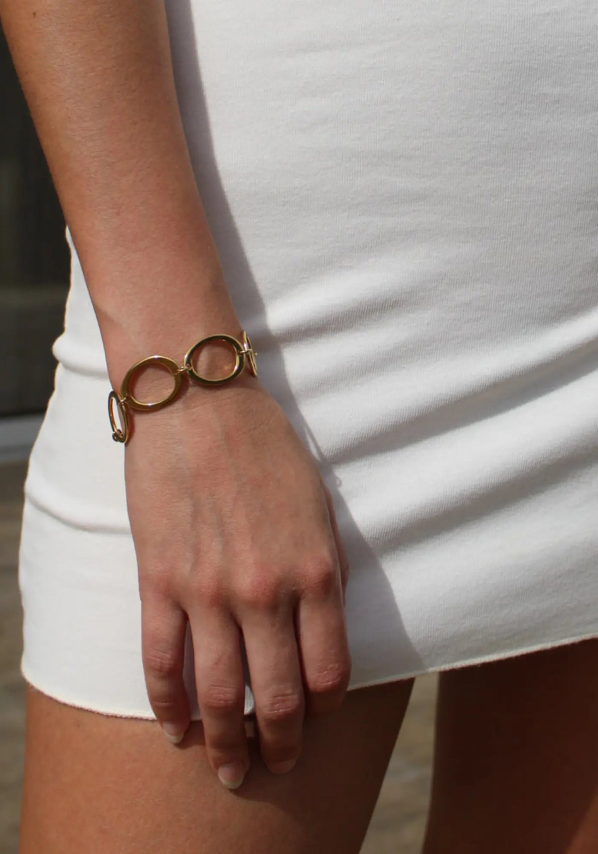 La femme porte le bracelet Alba de chez Caprice Paris 