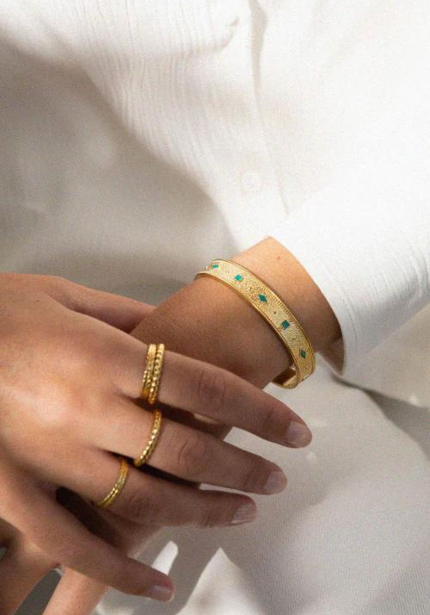 La femme porte le bracelet Adriana vert de chez Bacci Paris