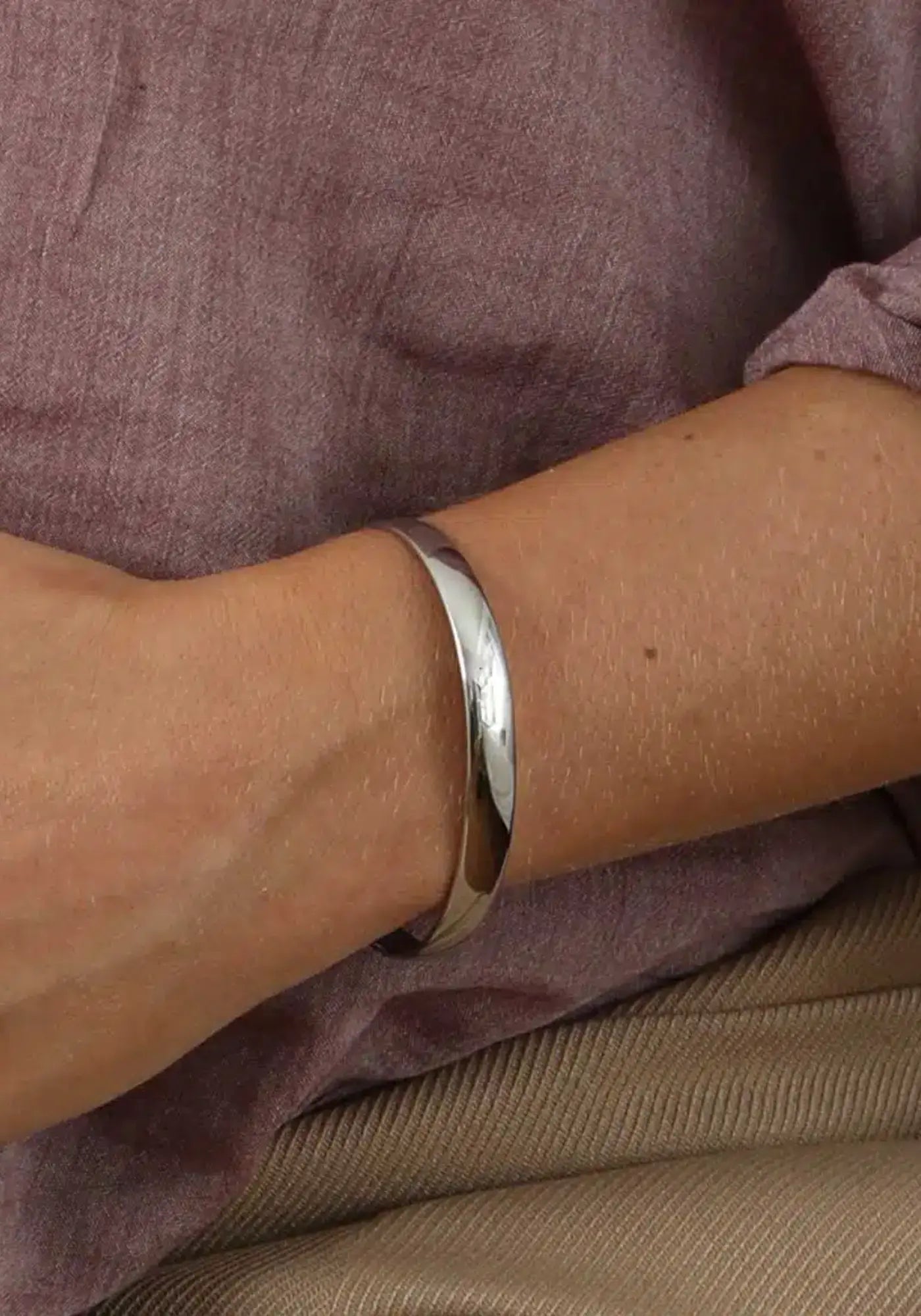 La femme porte le bracelet jonc isabella argent de chez Caprice Paris 