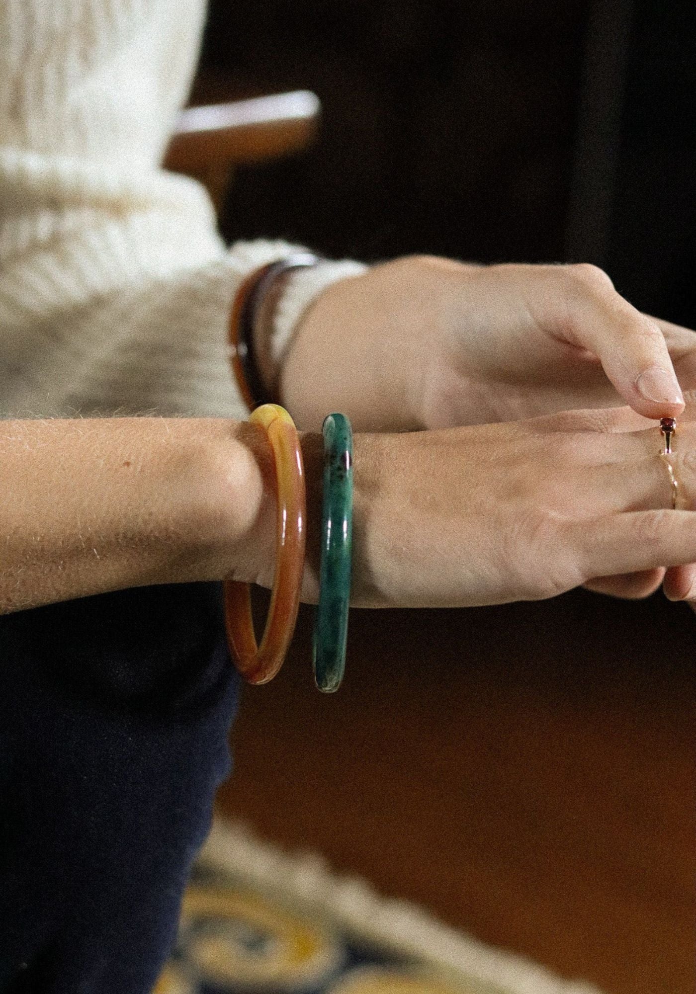 La femme porte le bracelet moyen lago de chez Waekura. 