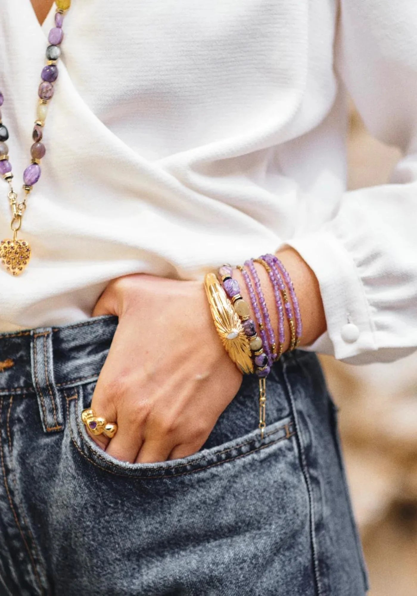 La femme porte le bracelet Pépite améthyste de chez Ucciani