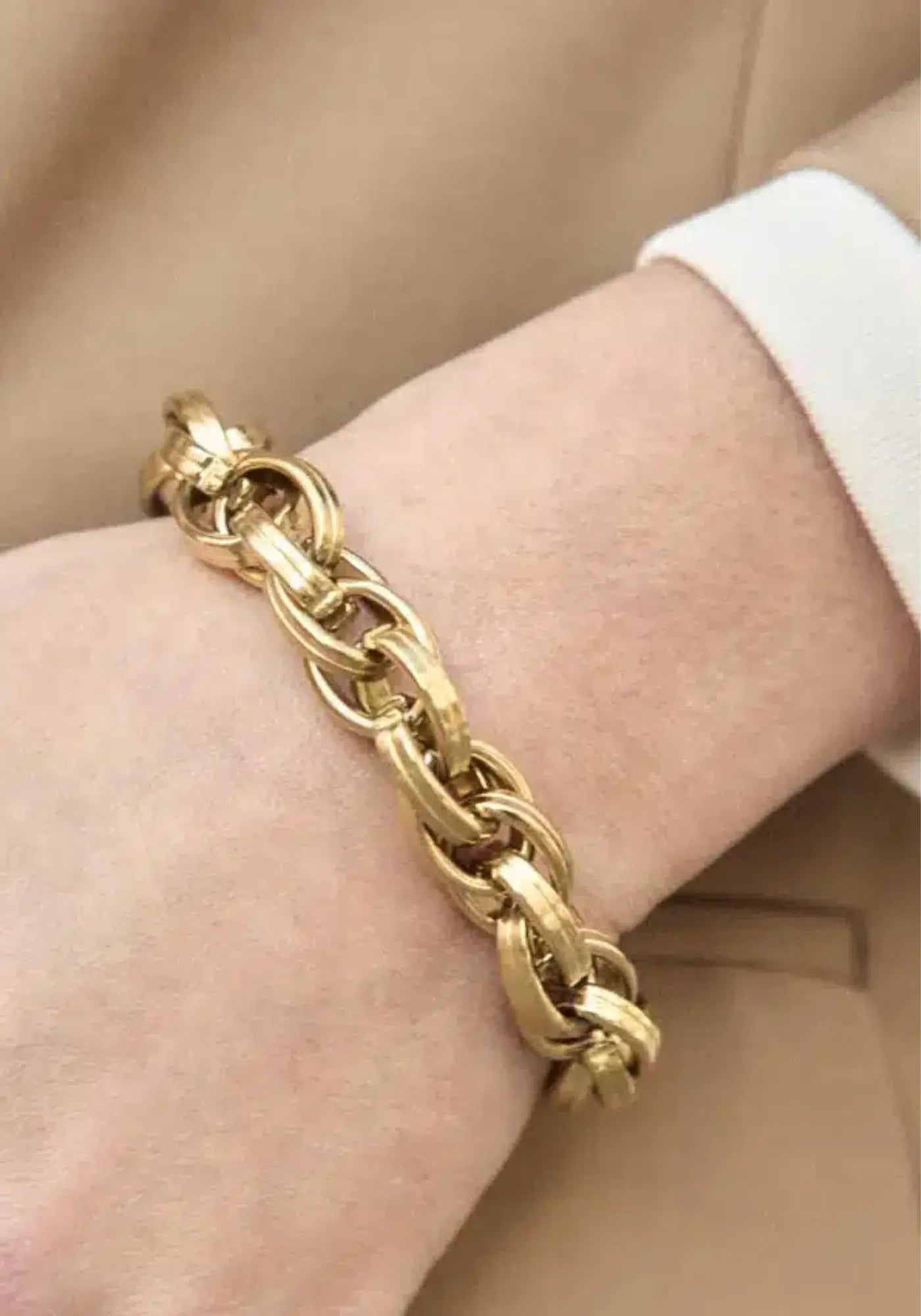 La femme porte le bracelet Rachel de chez Caprice Paris