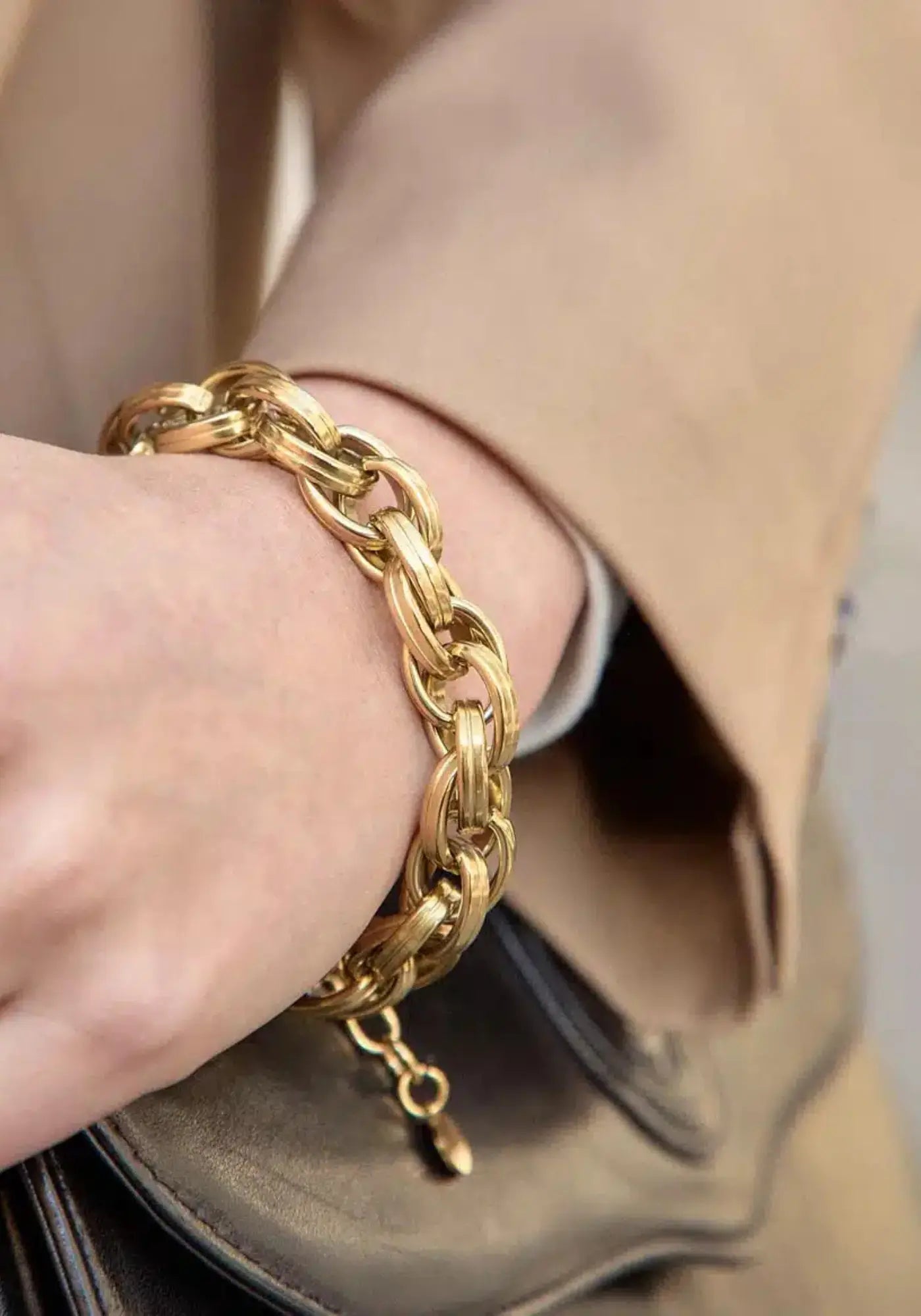 La femme porte le bracelet Rachel de chez Caprice Paris