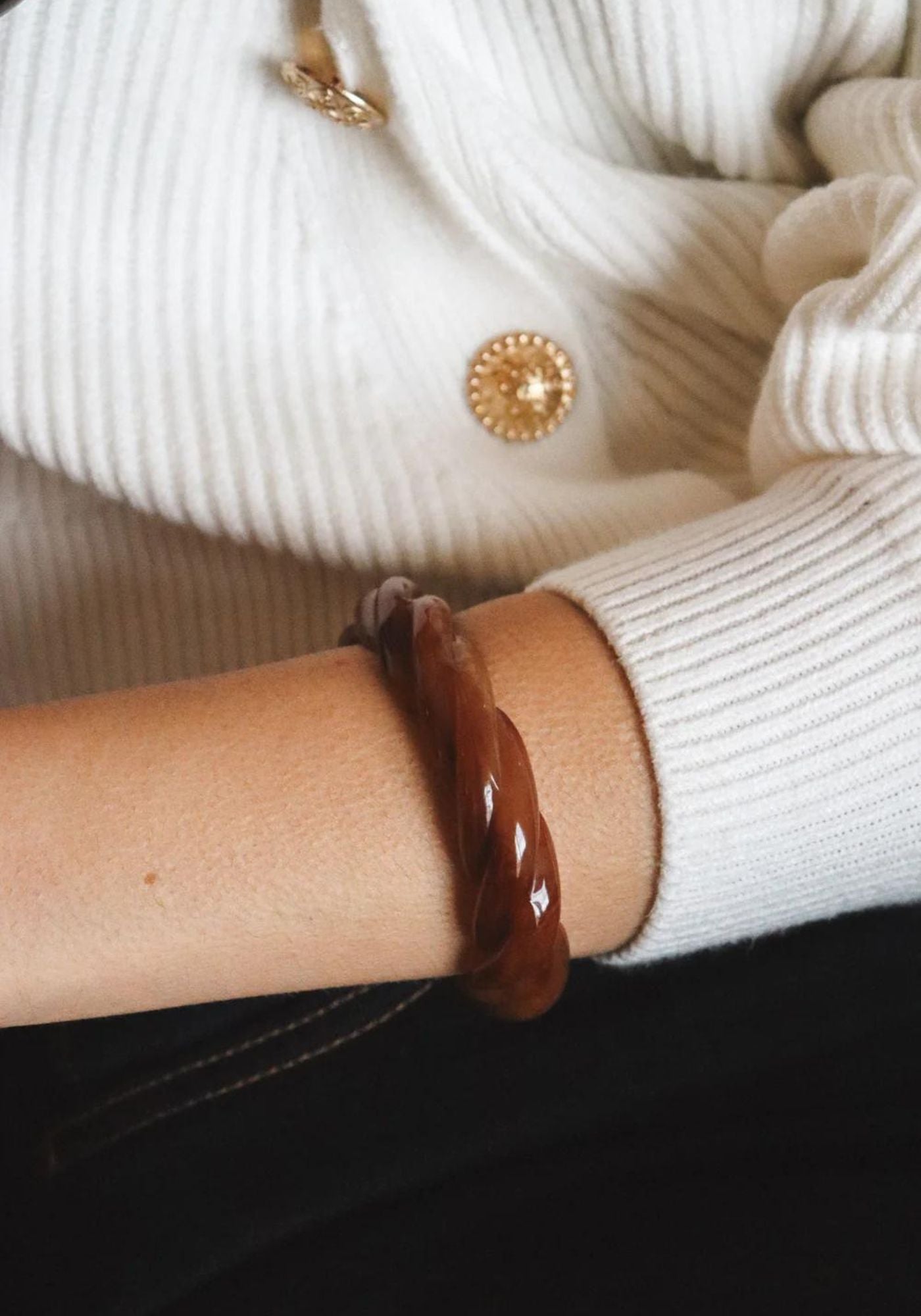 La femme porte le bracelet Roma caramelo de chez Waekura. 