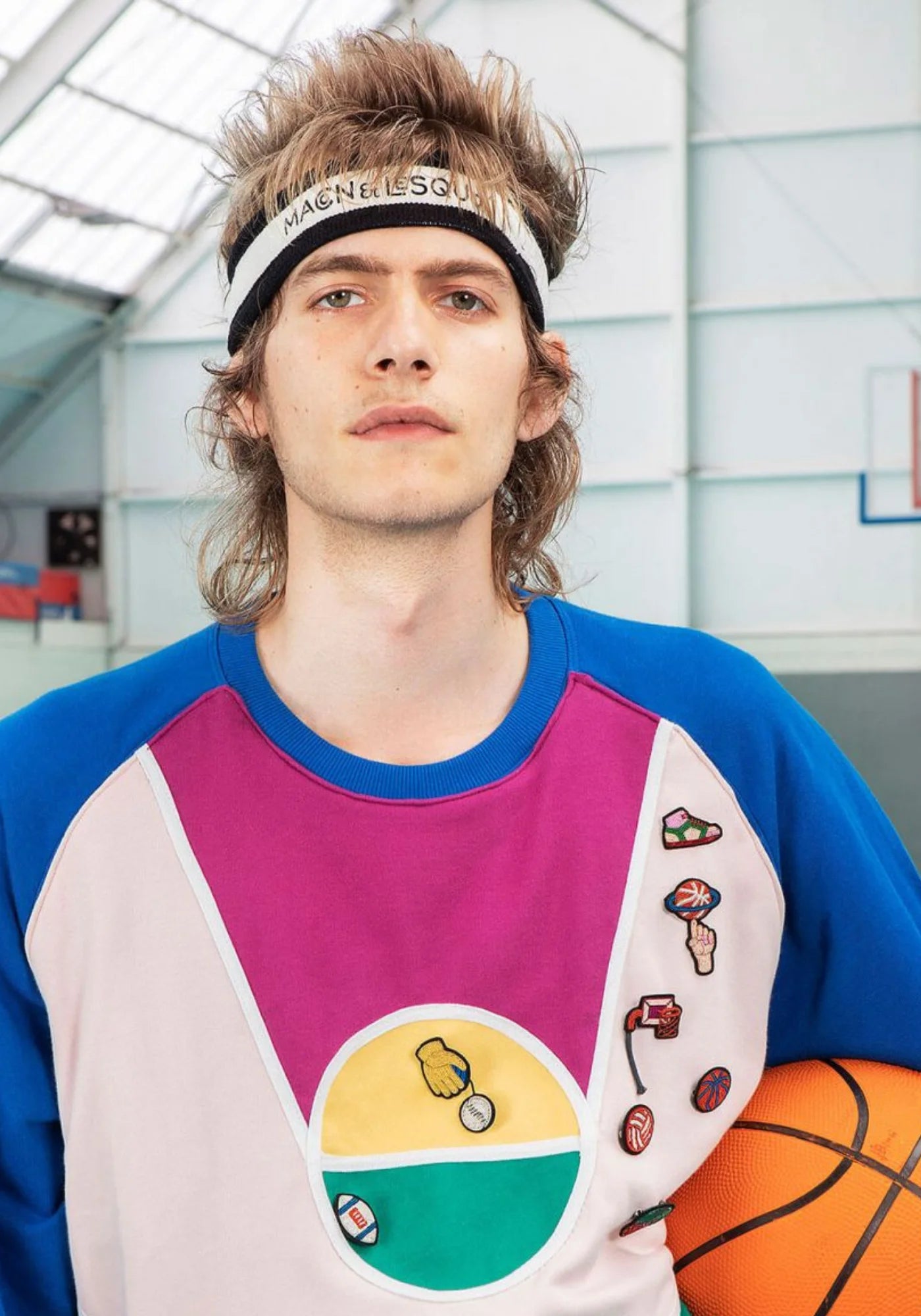 Un basketteur vintage avec la broche brodée à la main Balle US de chez Macon & Lesquoy sur son pull 