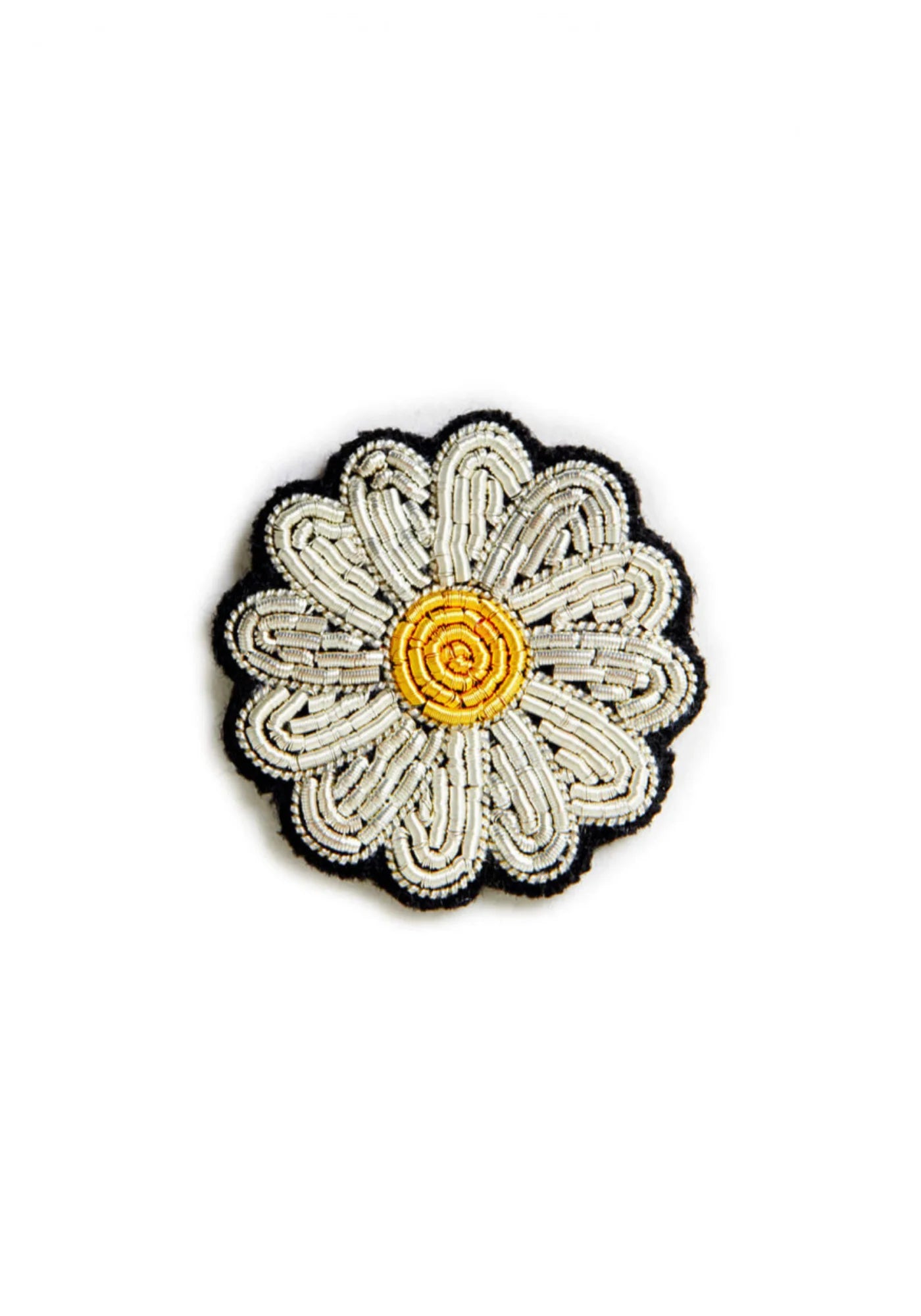 La broche brodée à la main Mini marguerite de chez Macon & Lesquoy