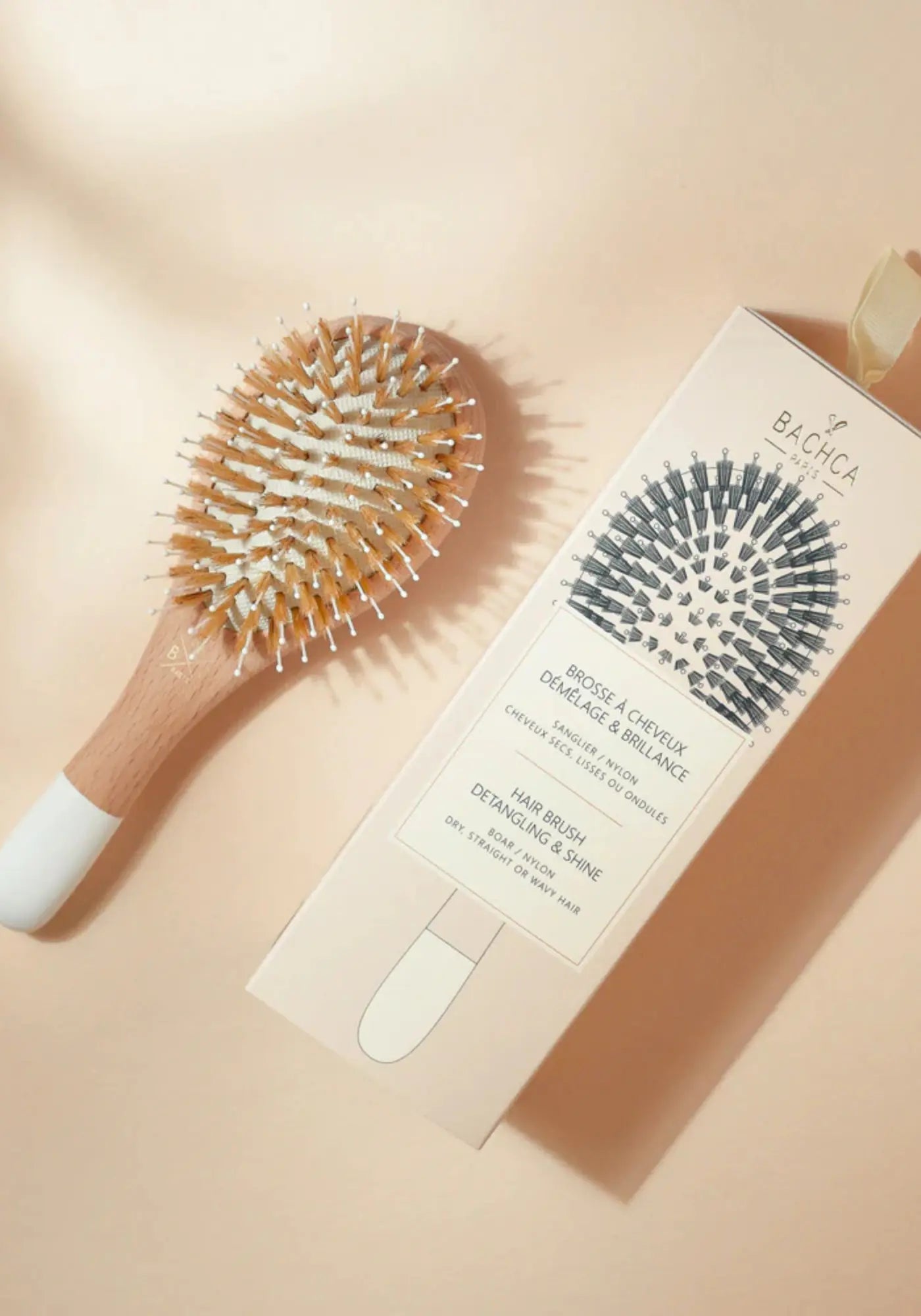 La brosse démelage et brillance petit format sanglier/nylon de chez Bachca